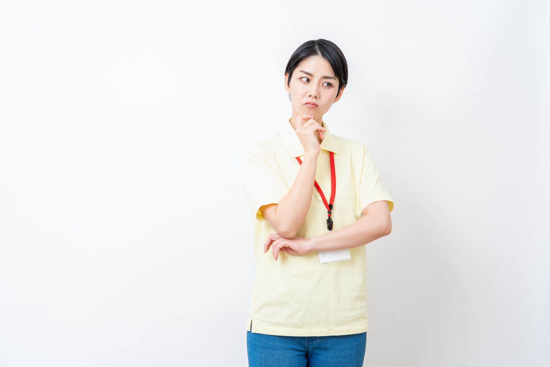 悩んでいる介護士の女性