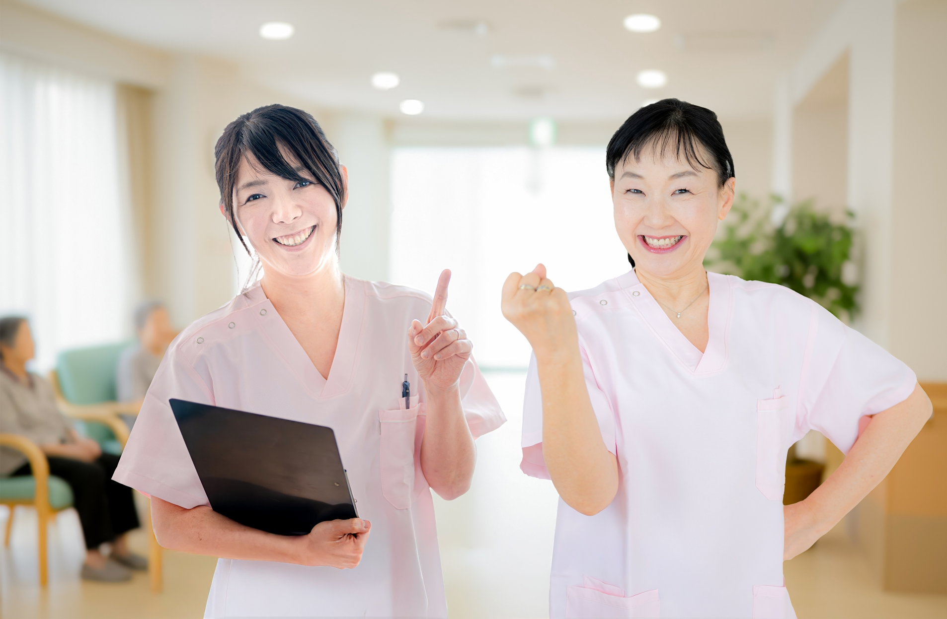 ガッツポーズの女性たち