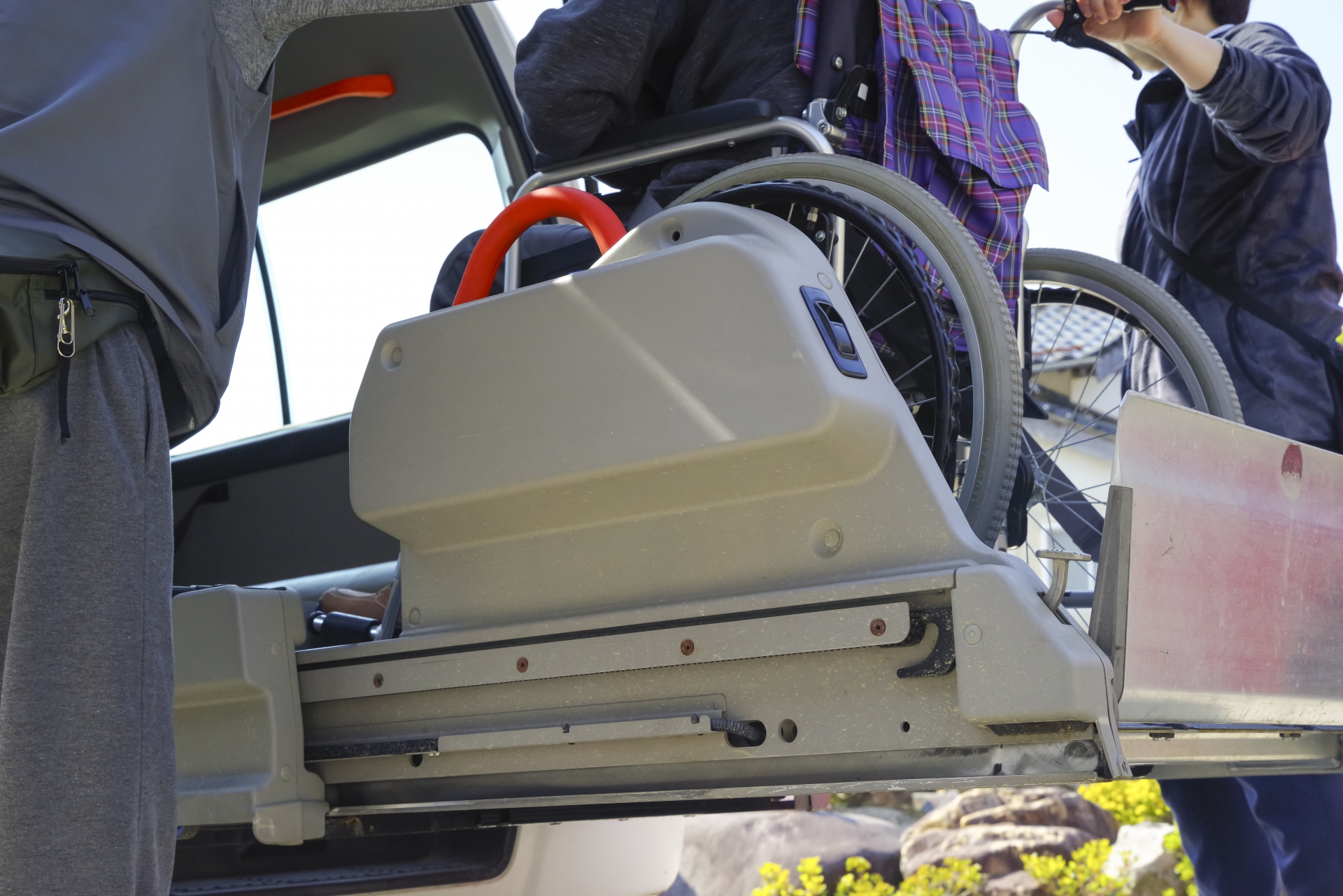 介護車両に高齢者を乗せる介護福祉士