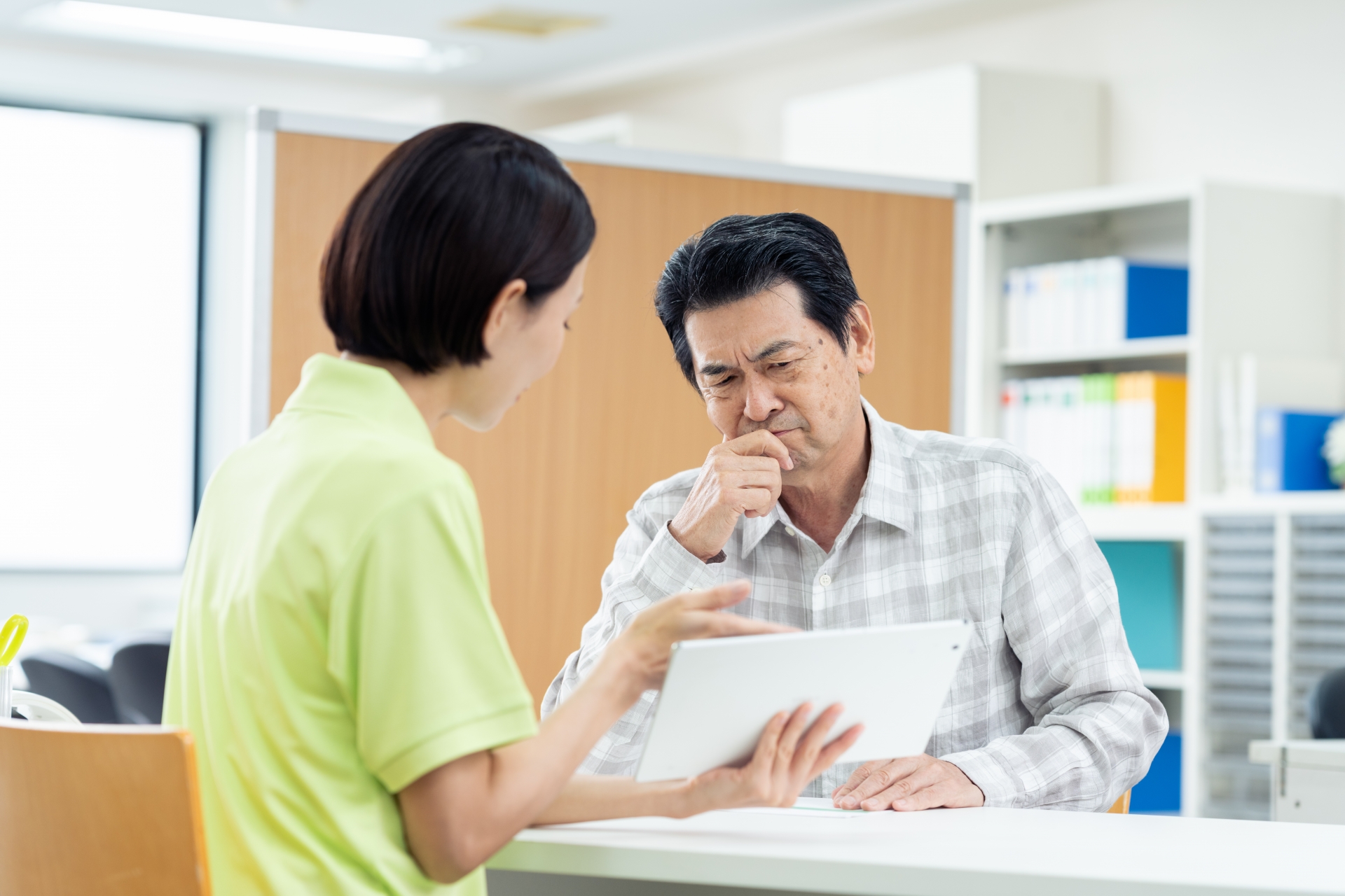 介護の相談するシニアの男性
