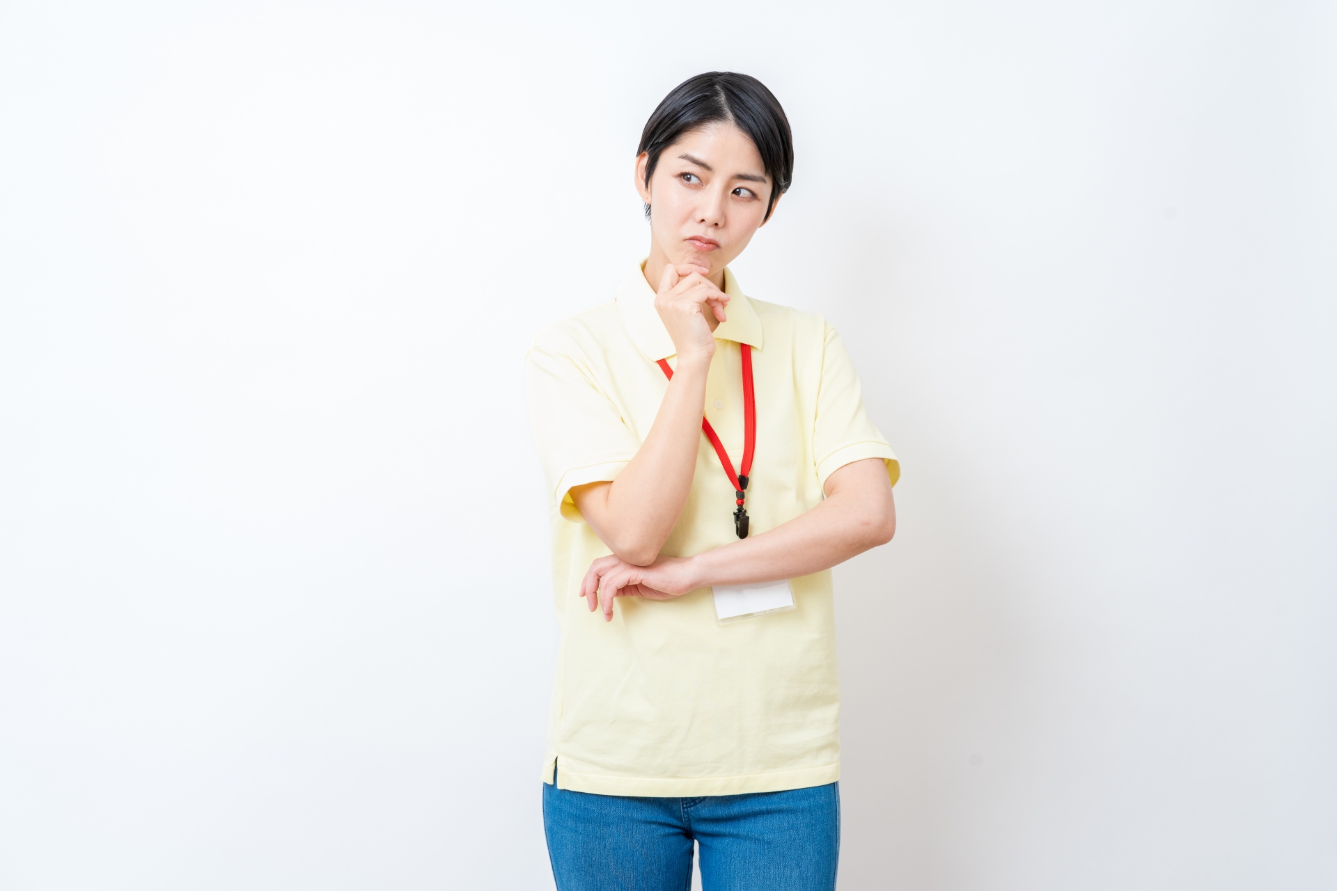 悩んでいる介護士の女性