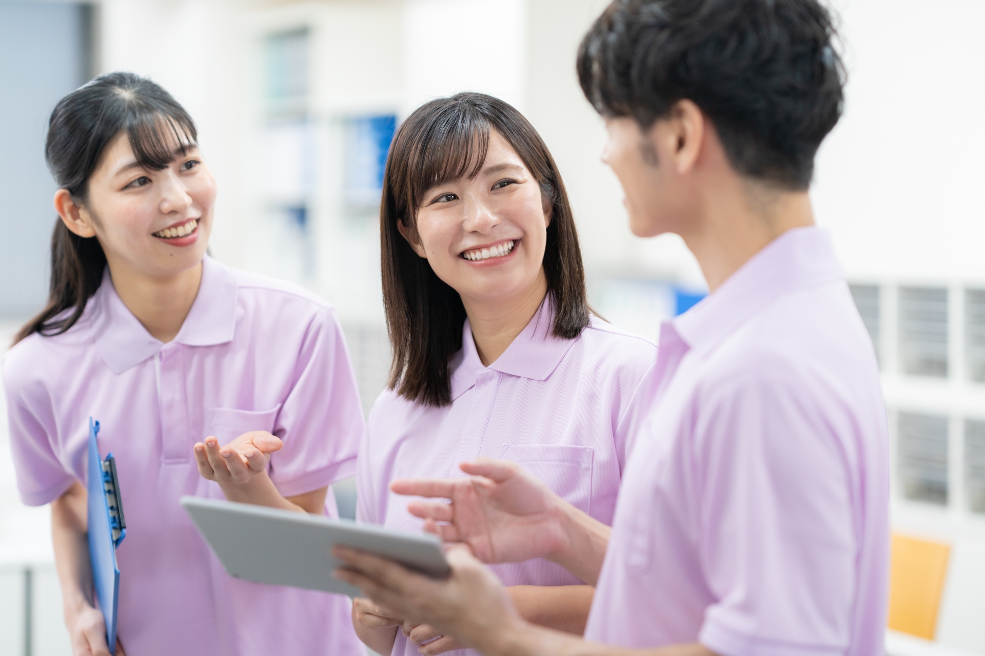 笑顔で話をする介護士たち