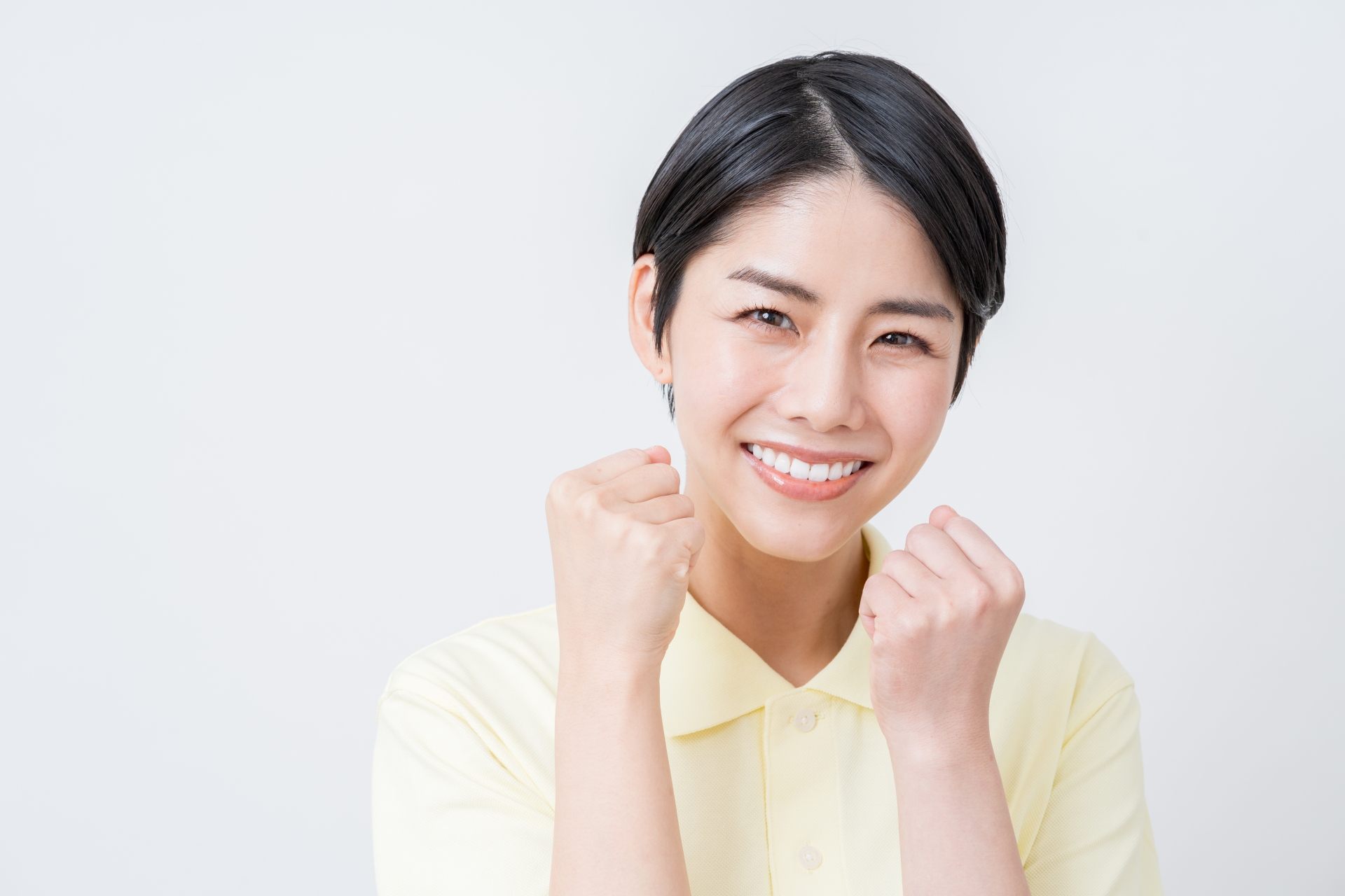 ガッツポーズをする介護士の女性