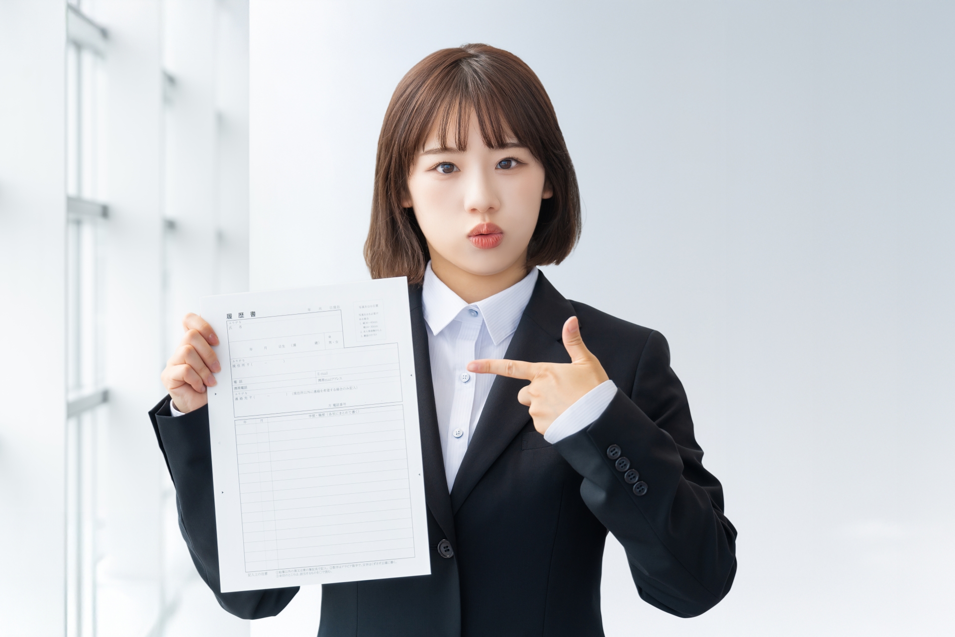 履歴書を持つ就活生の若い女性