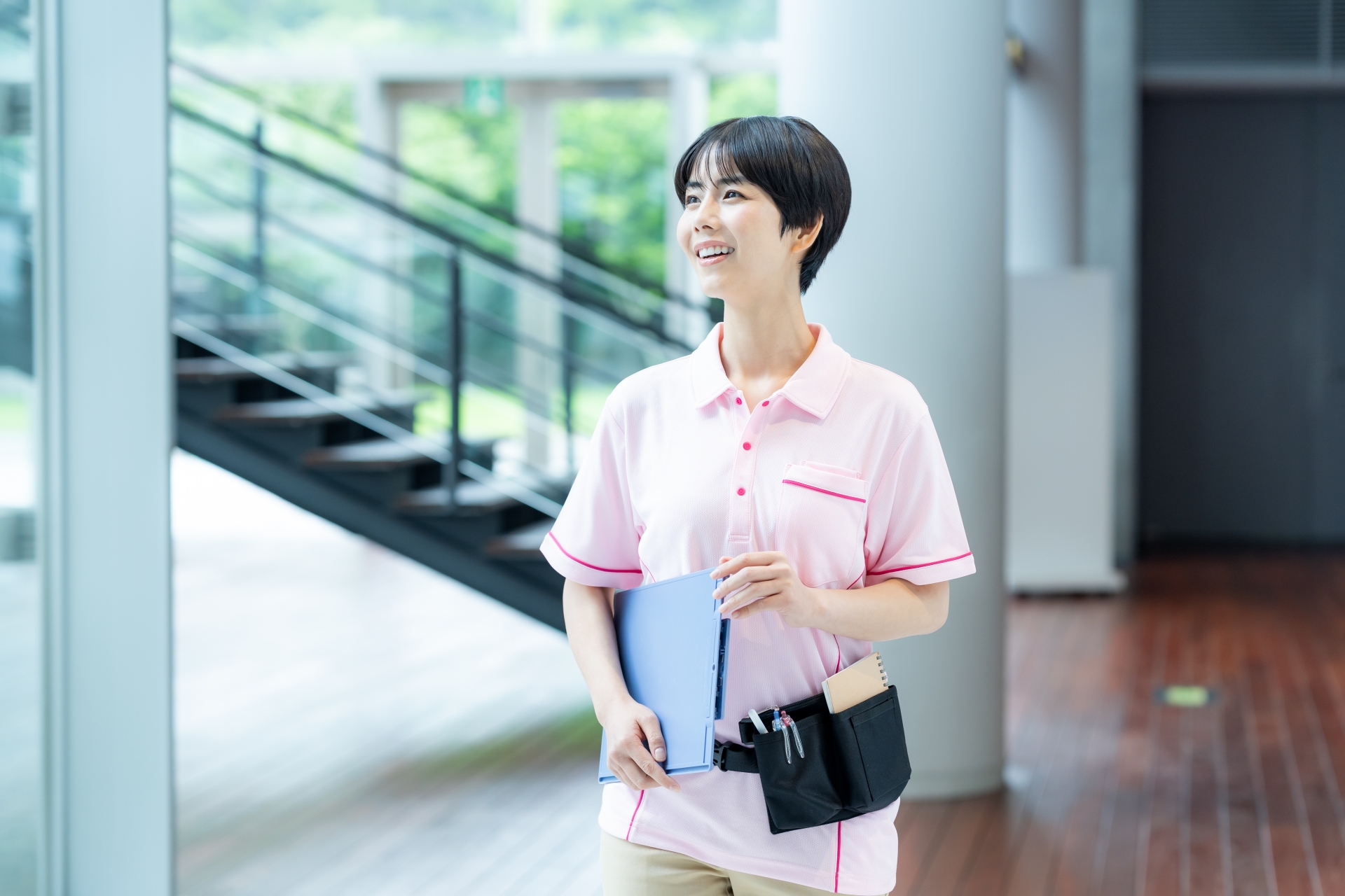 病院で働く介護スタッフ