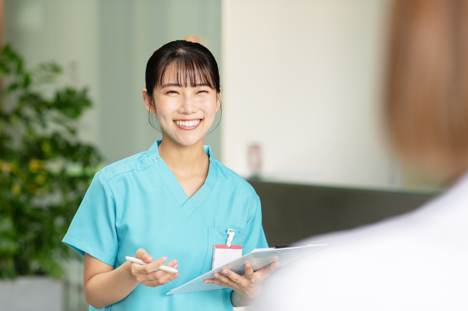 笑顔で話をする介護士