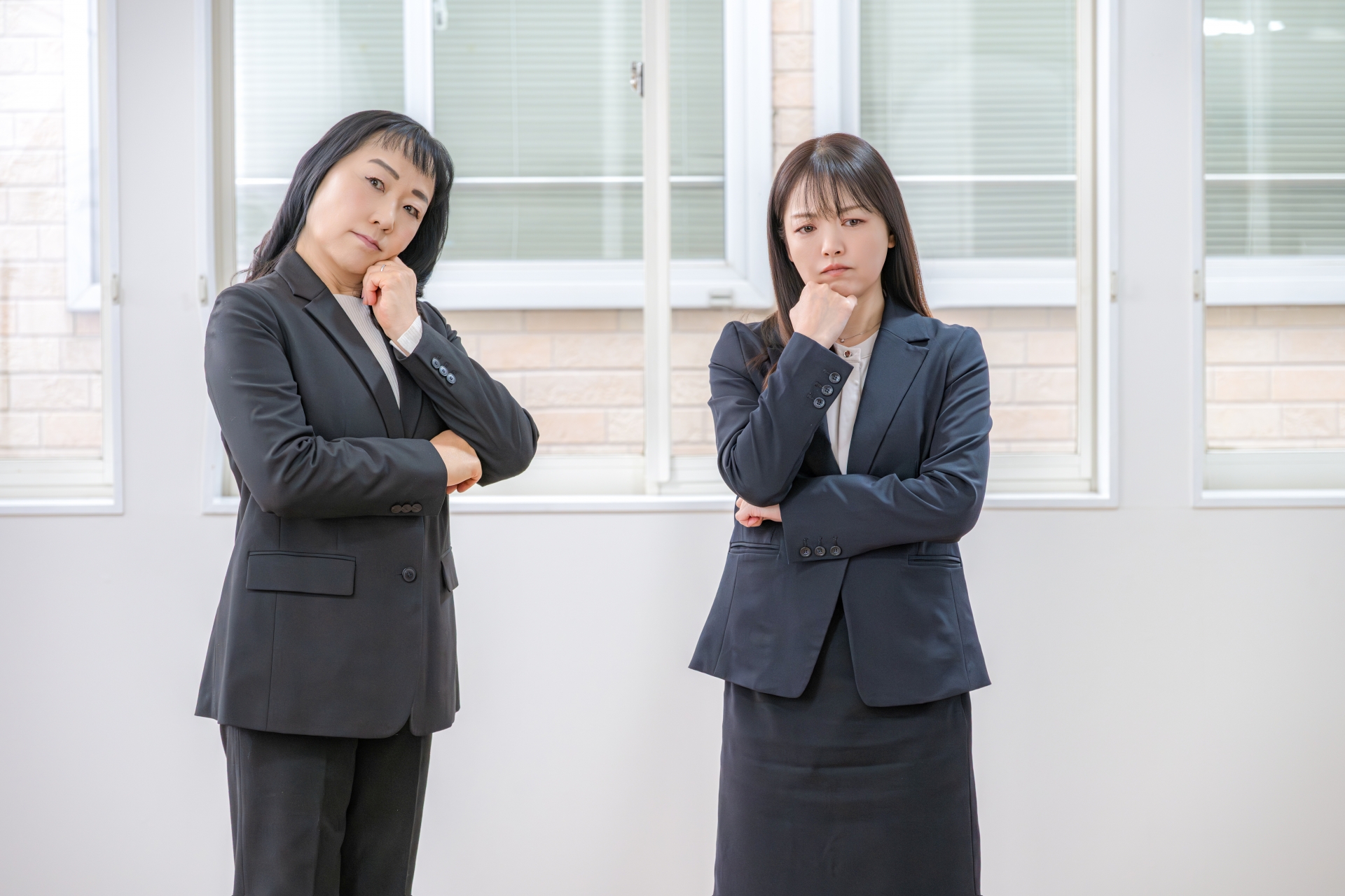 悩むビジネスウーマン