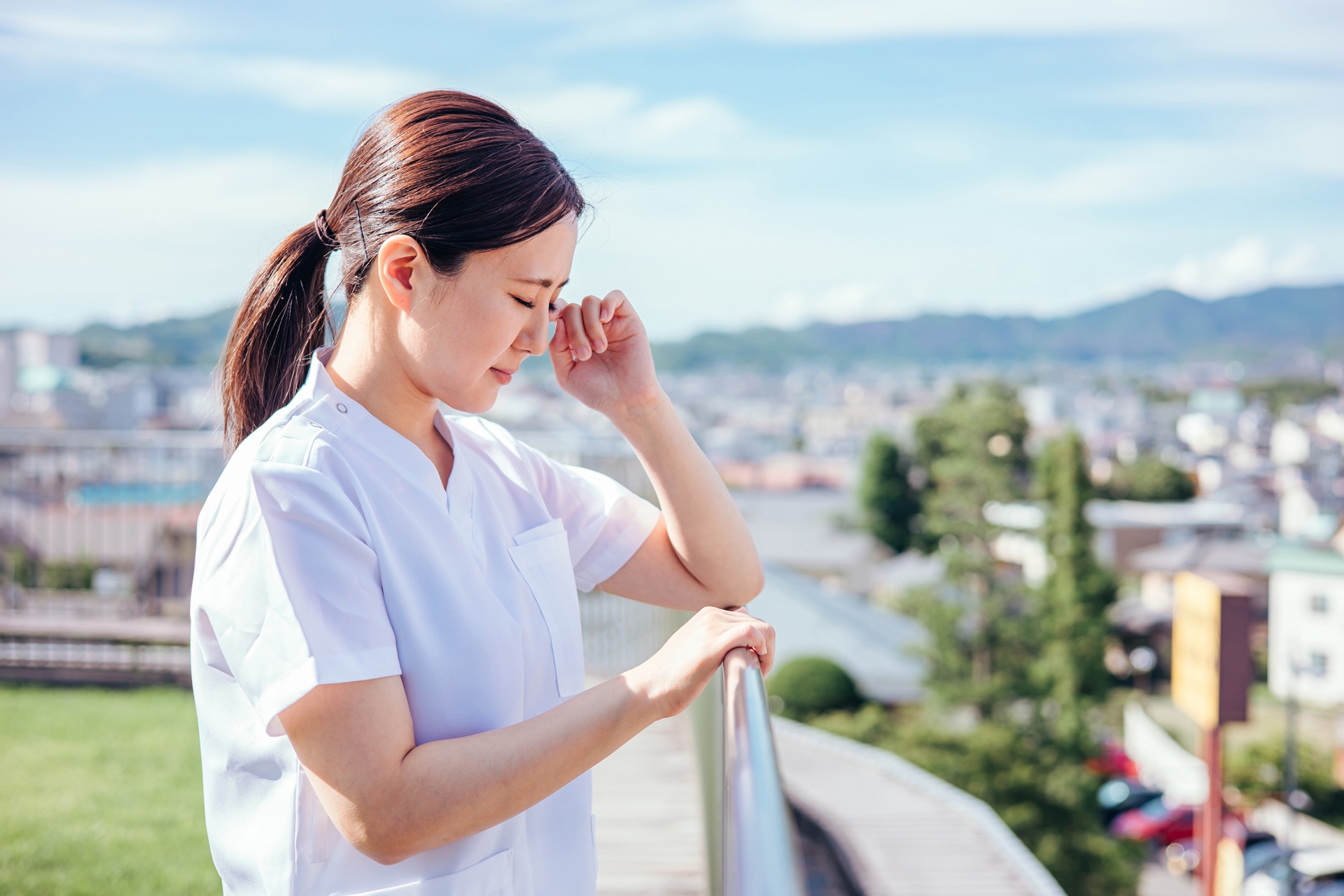 屋上で泣く白衣の女性