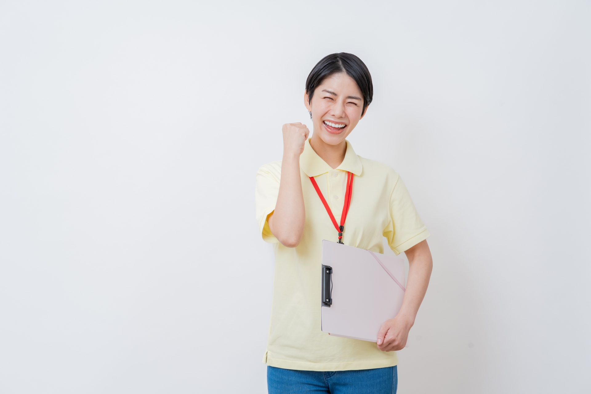 ガッツポーズをする介護士の女性