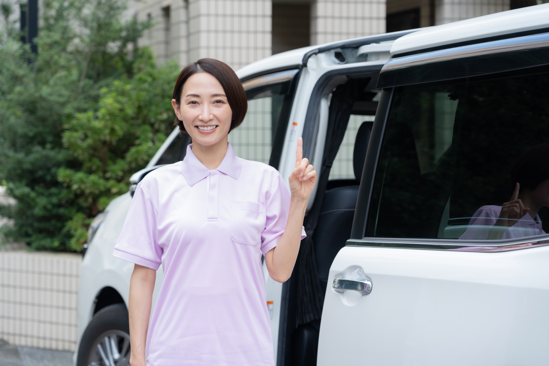 女性スタッフと車