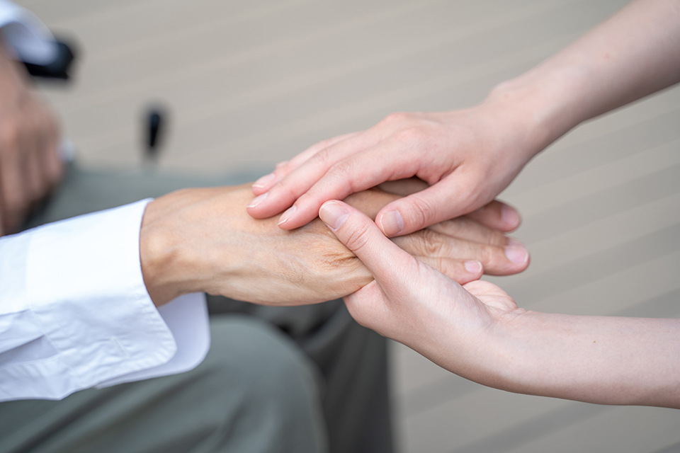 車いすから立ち上がる介助をするスタッフ
