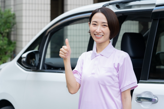 車で訪問介護をするミドルの女性介護士
