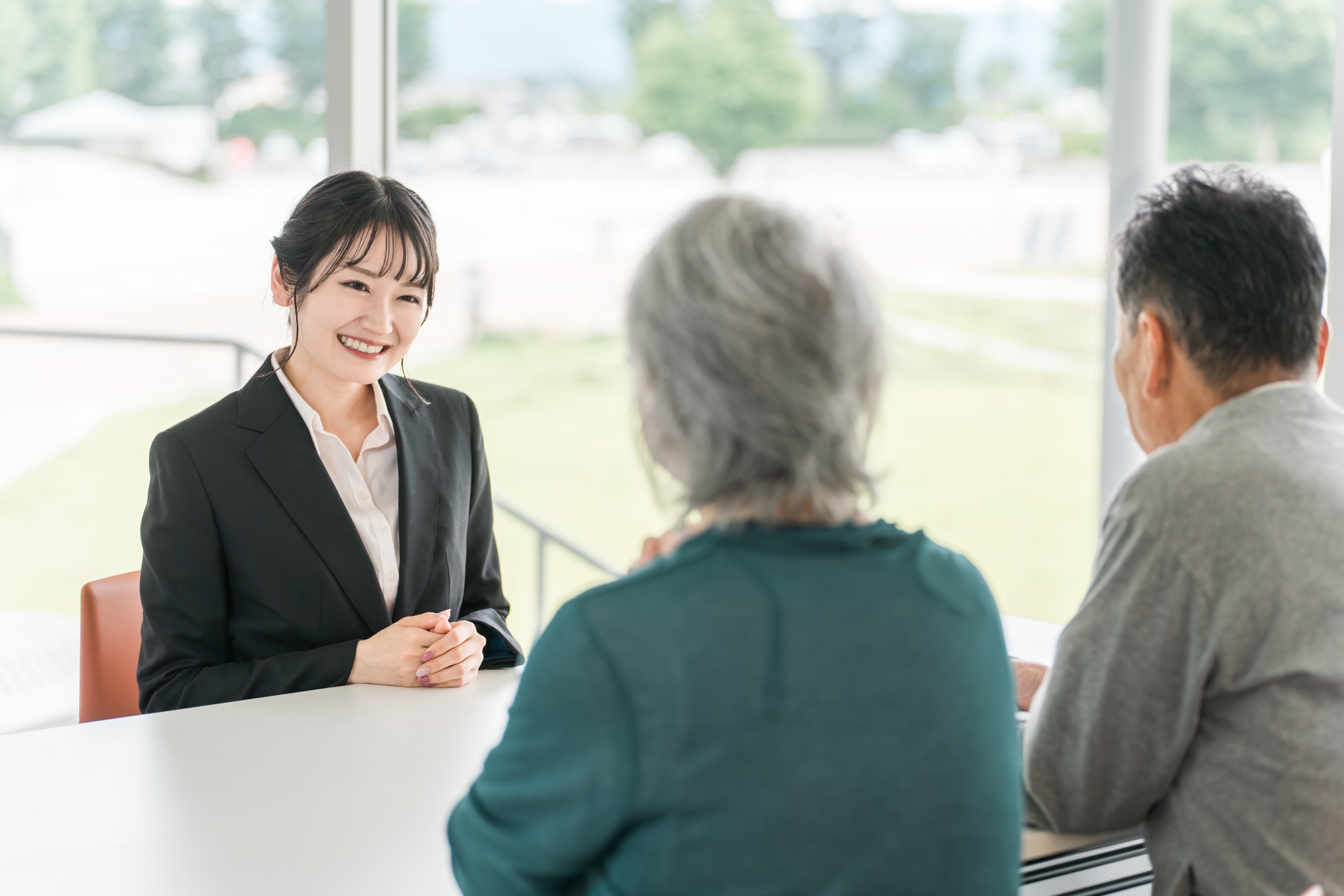 高齢者夫婦の相談に乗るソーシャルワーカー