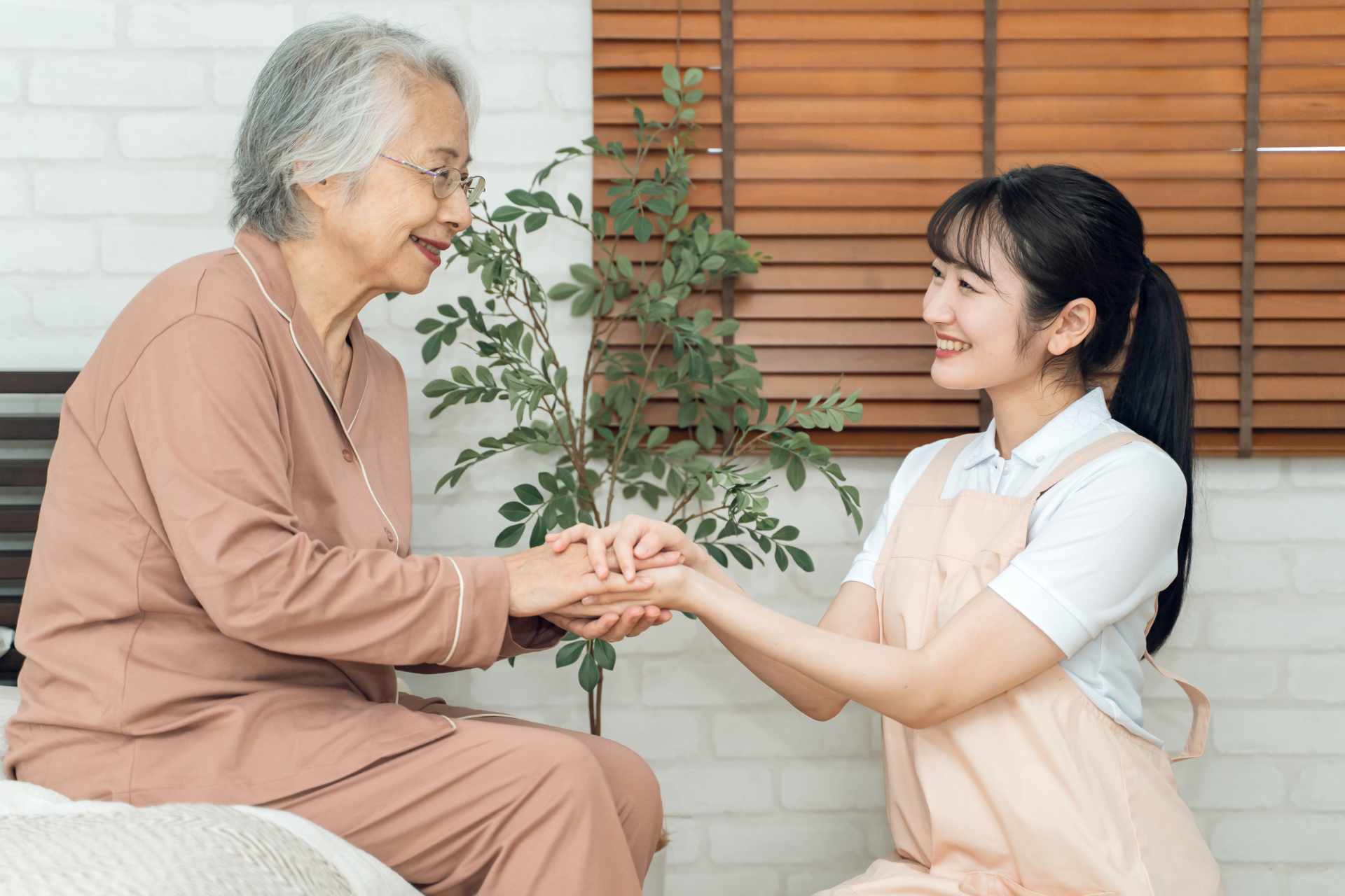 シニアの女性と介護福祉士