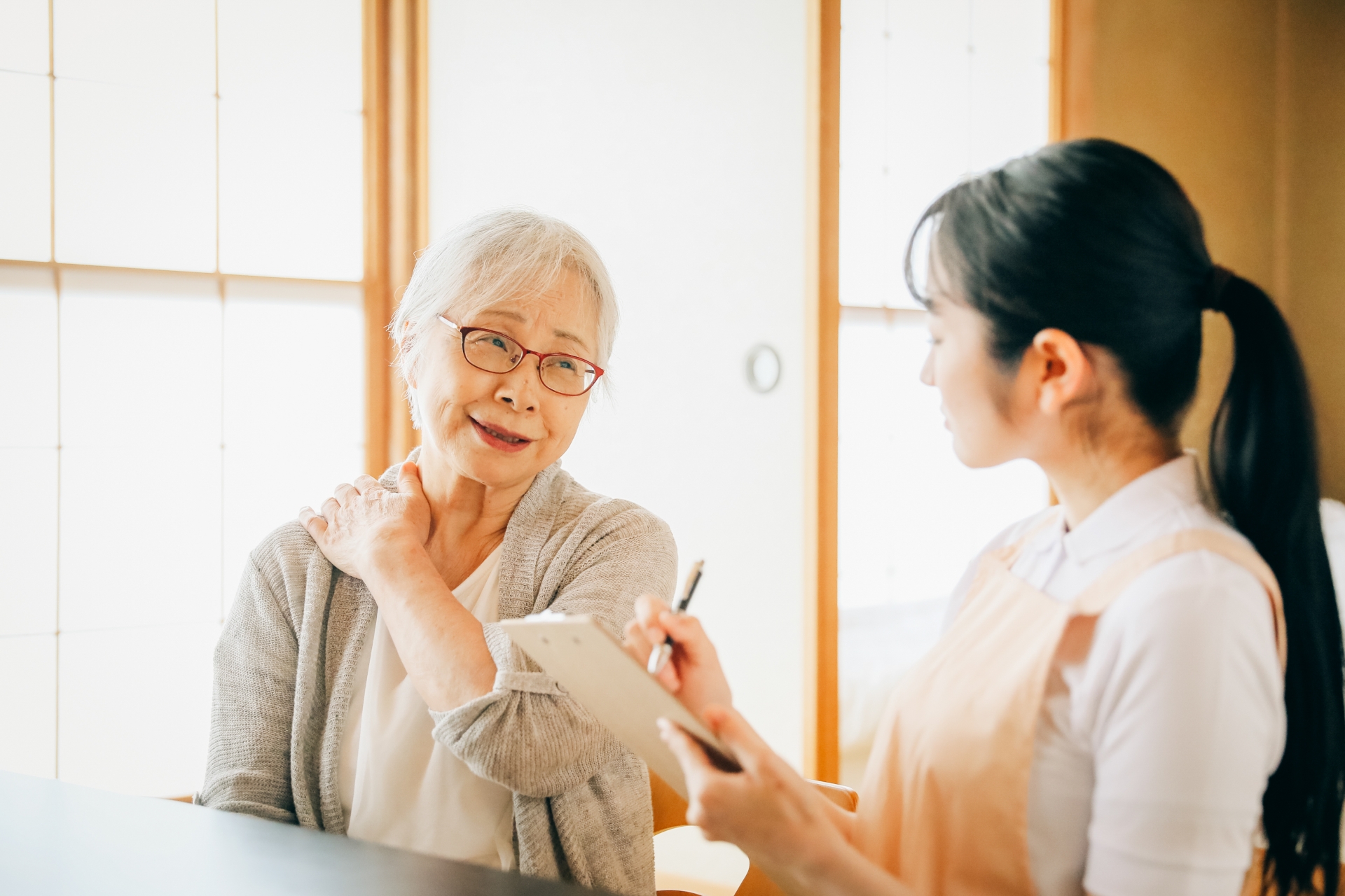 在宅介護を受ける高齢者女性