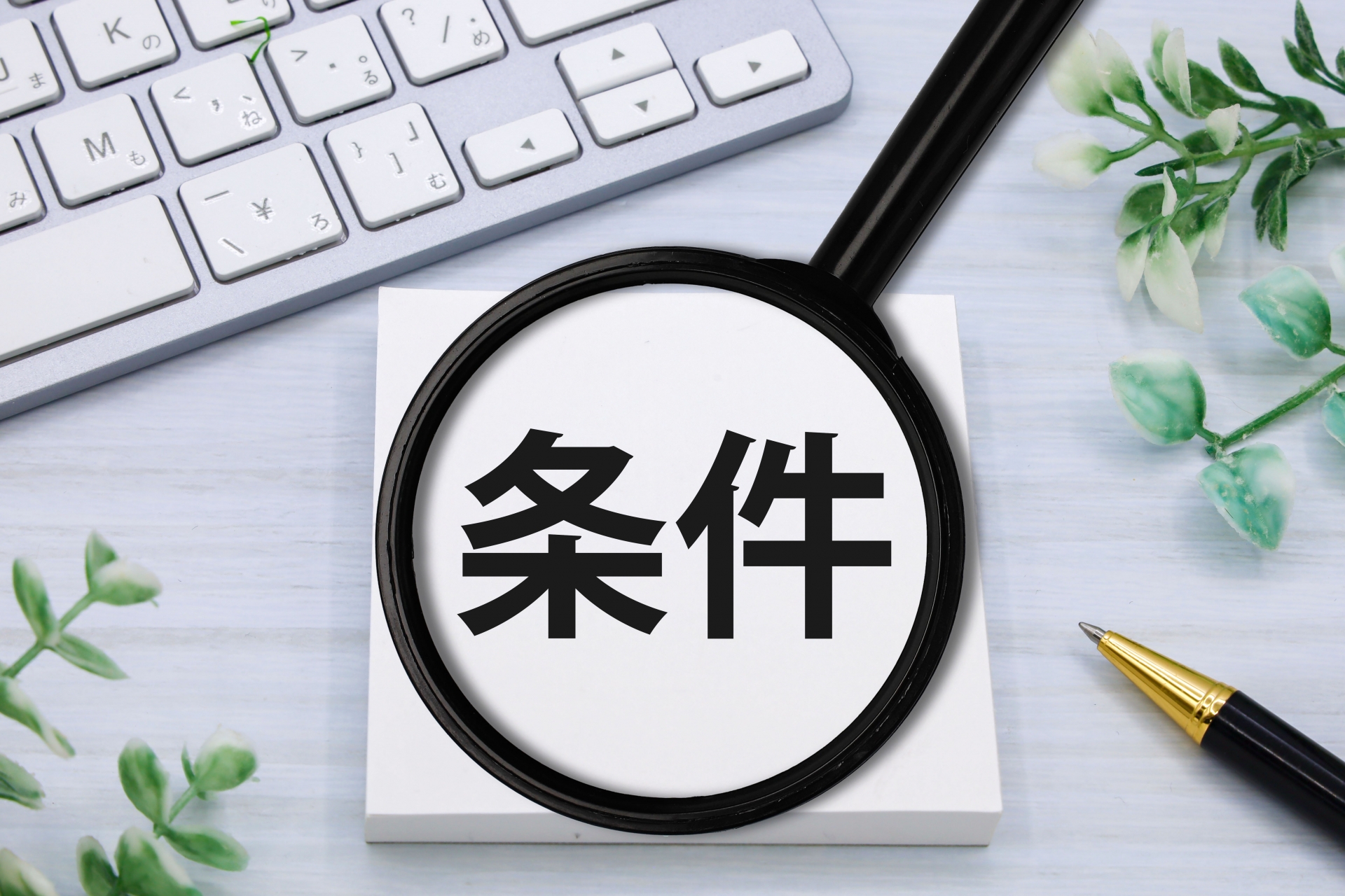 一番のポーズをする介護士と高齢女性