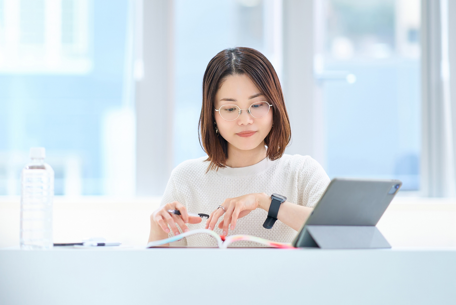 タブレットを使用して勉強する女性