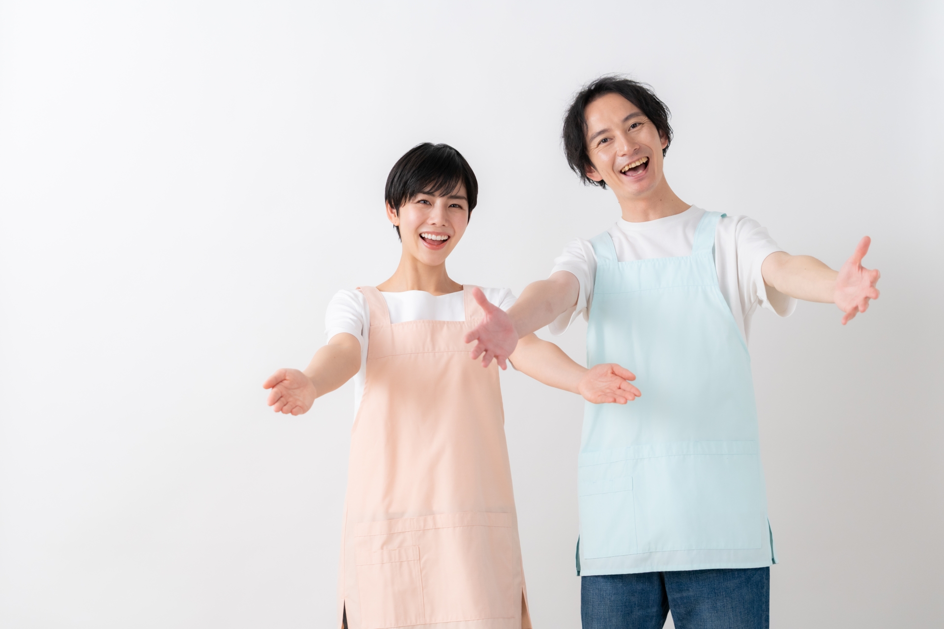 両手を広げる男女の介護スタッフ