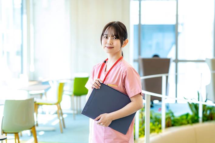 ファイルを持つ女性スタッフ