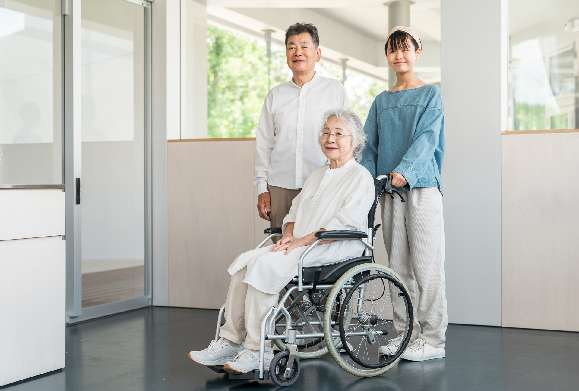 車椅子の女性と家族