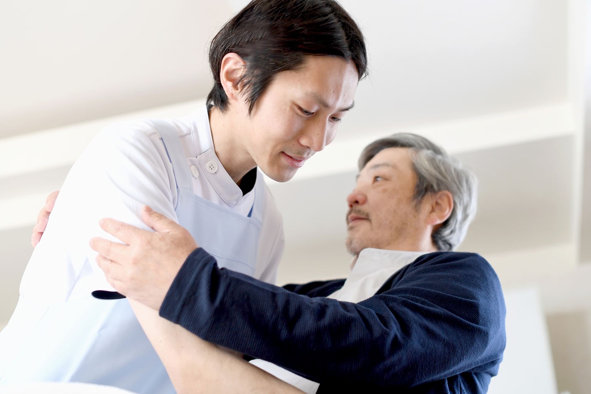 男性の身体介助を行う介護士
