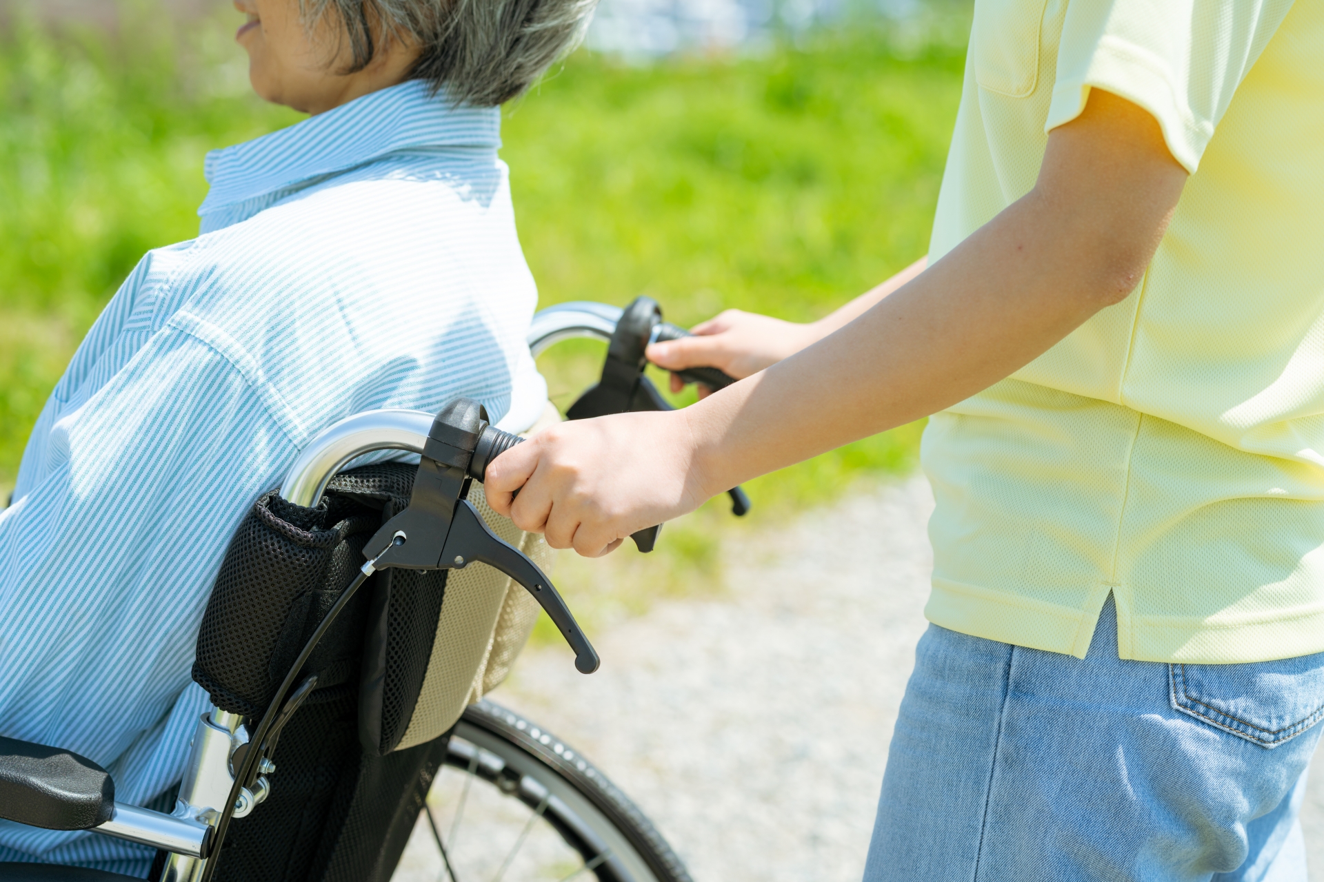 車椅子を押す人の手元