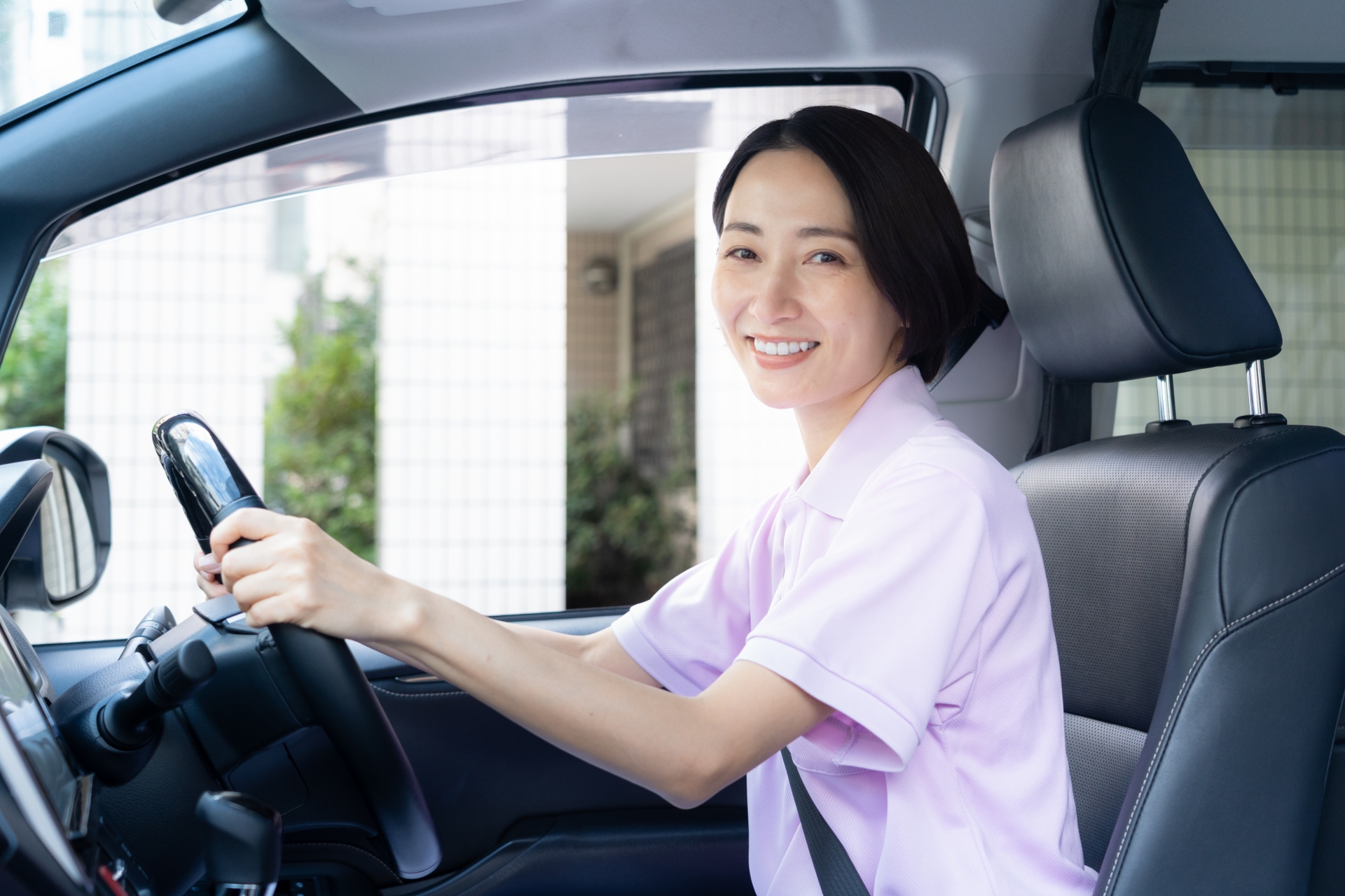 車を運転するスタッフ