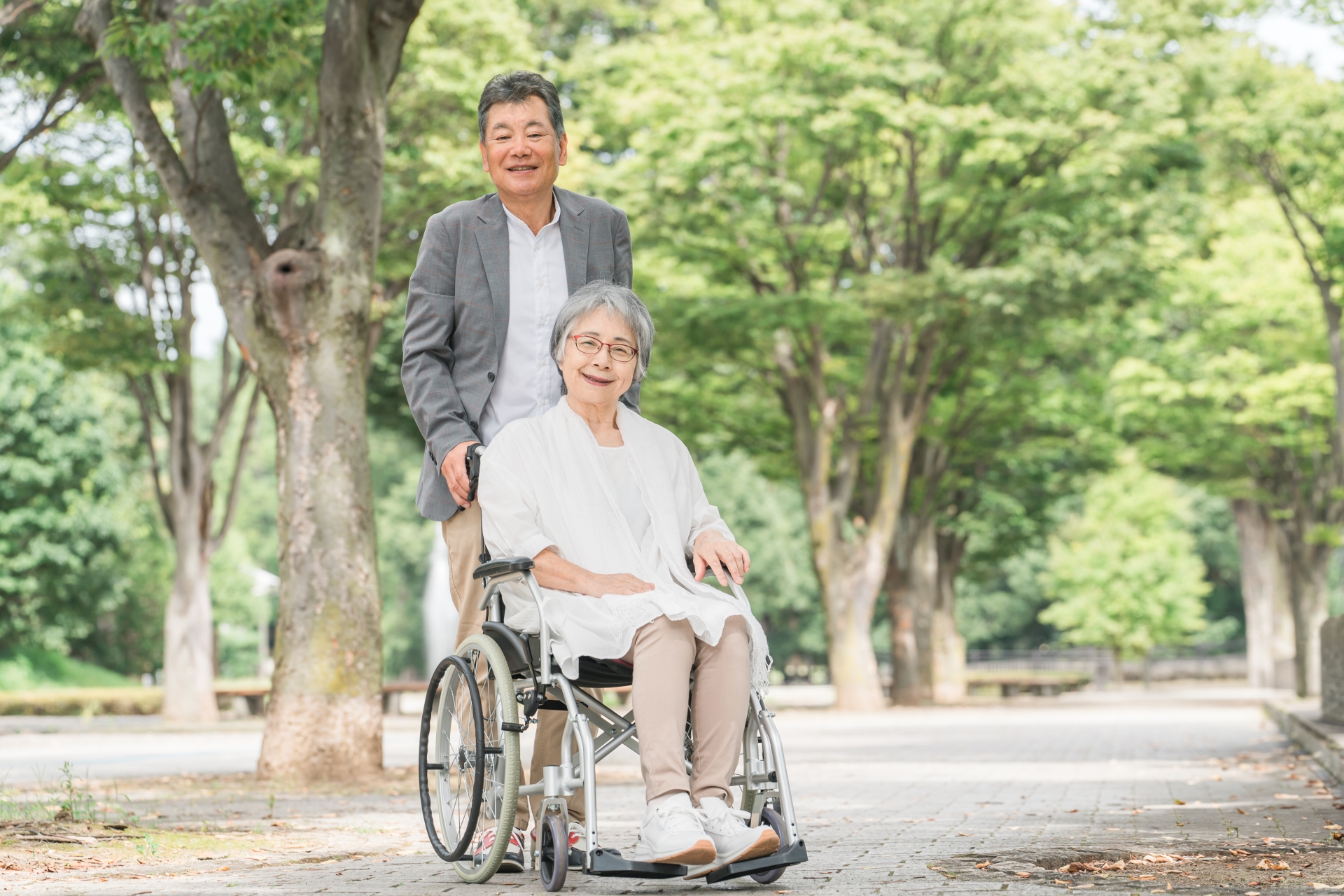 散歩する高齢夫婦
