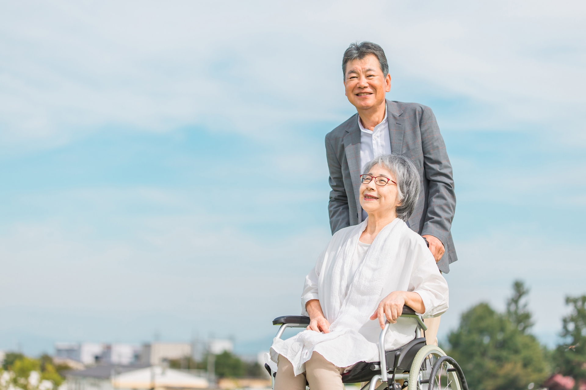 車椅子の女性とシニア男性