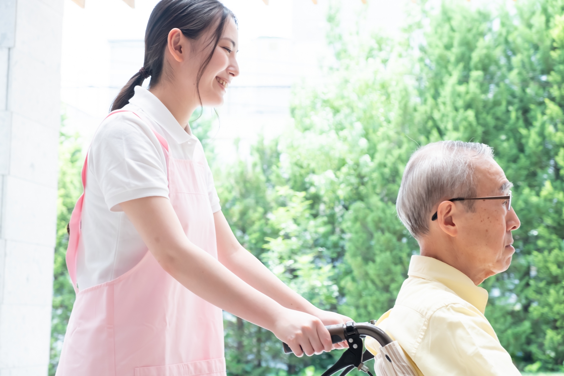 車椅子を押す介護士