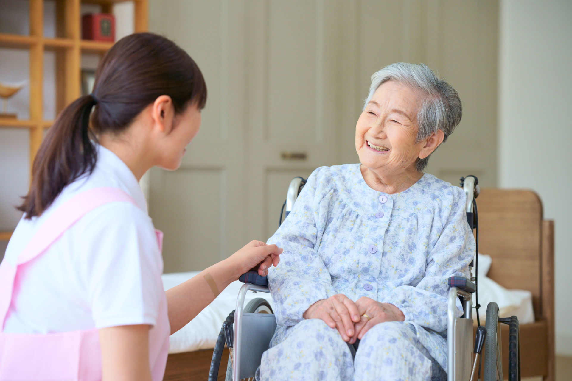 笑顔で話しを聞く車椅子の女性