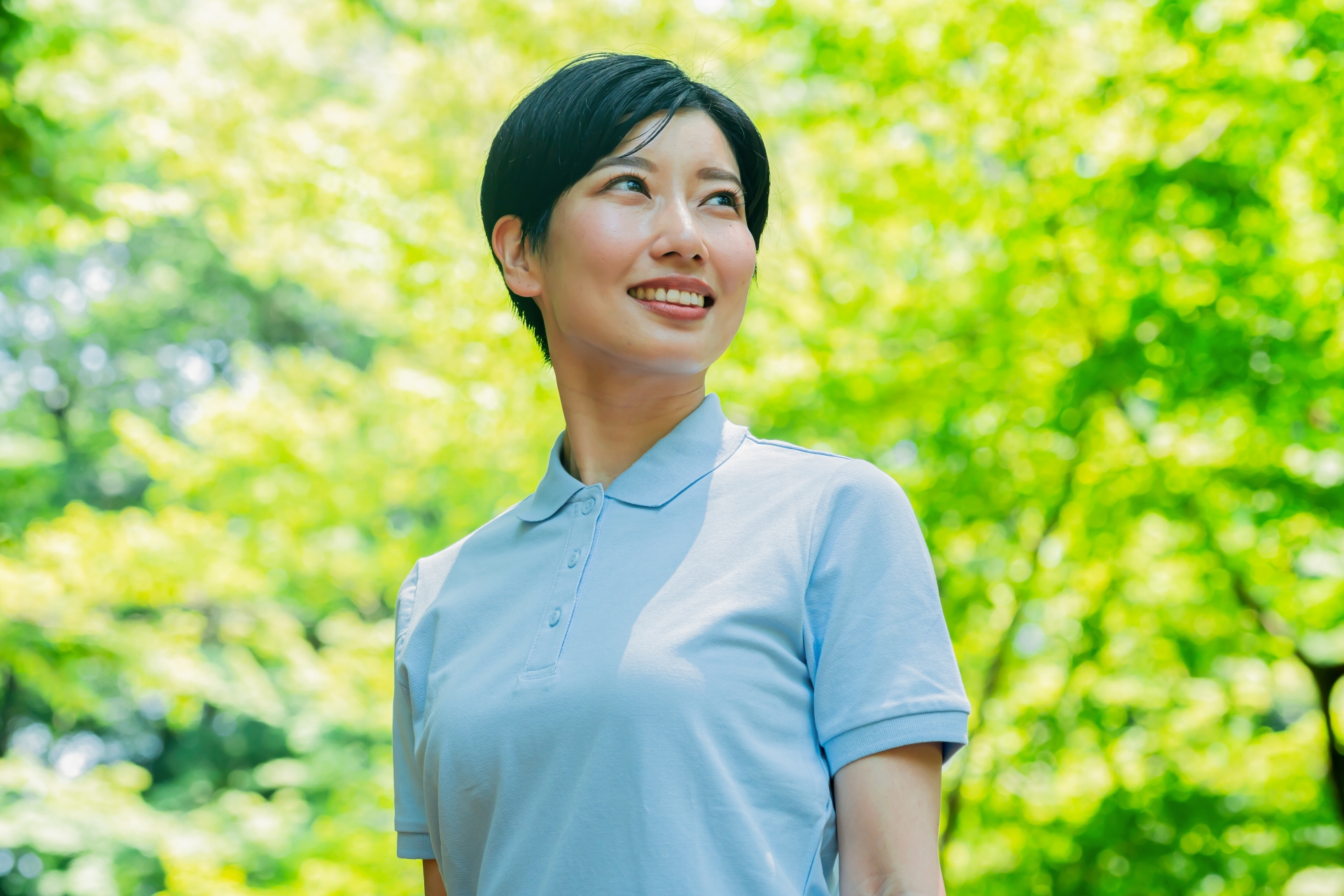 外で遠くを見る女性スタッフ