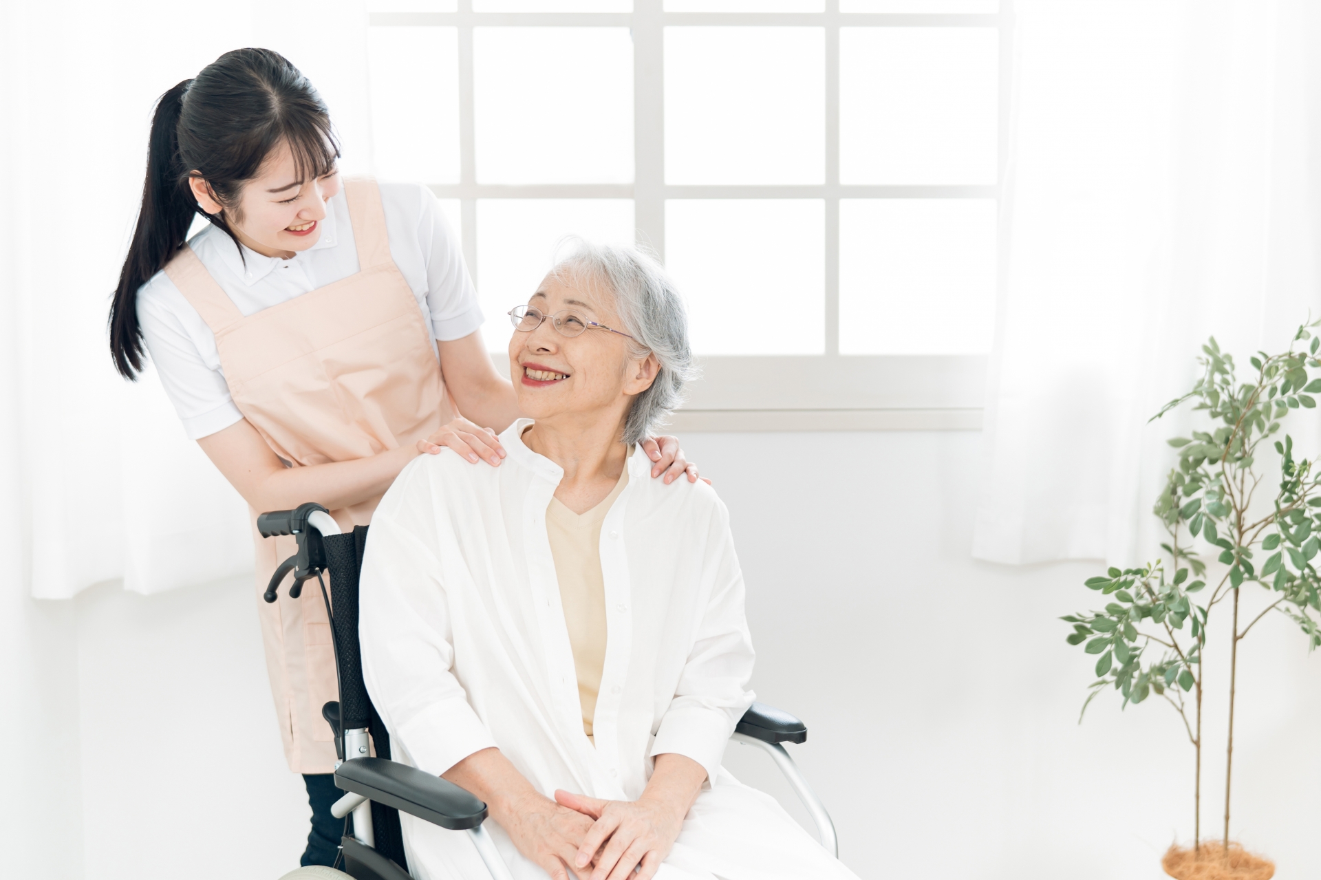 高齢者と介護士