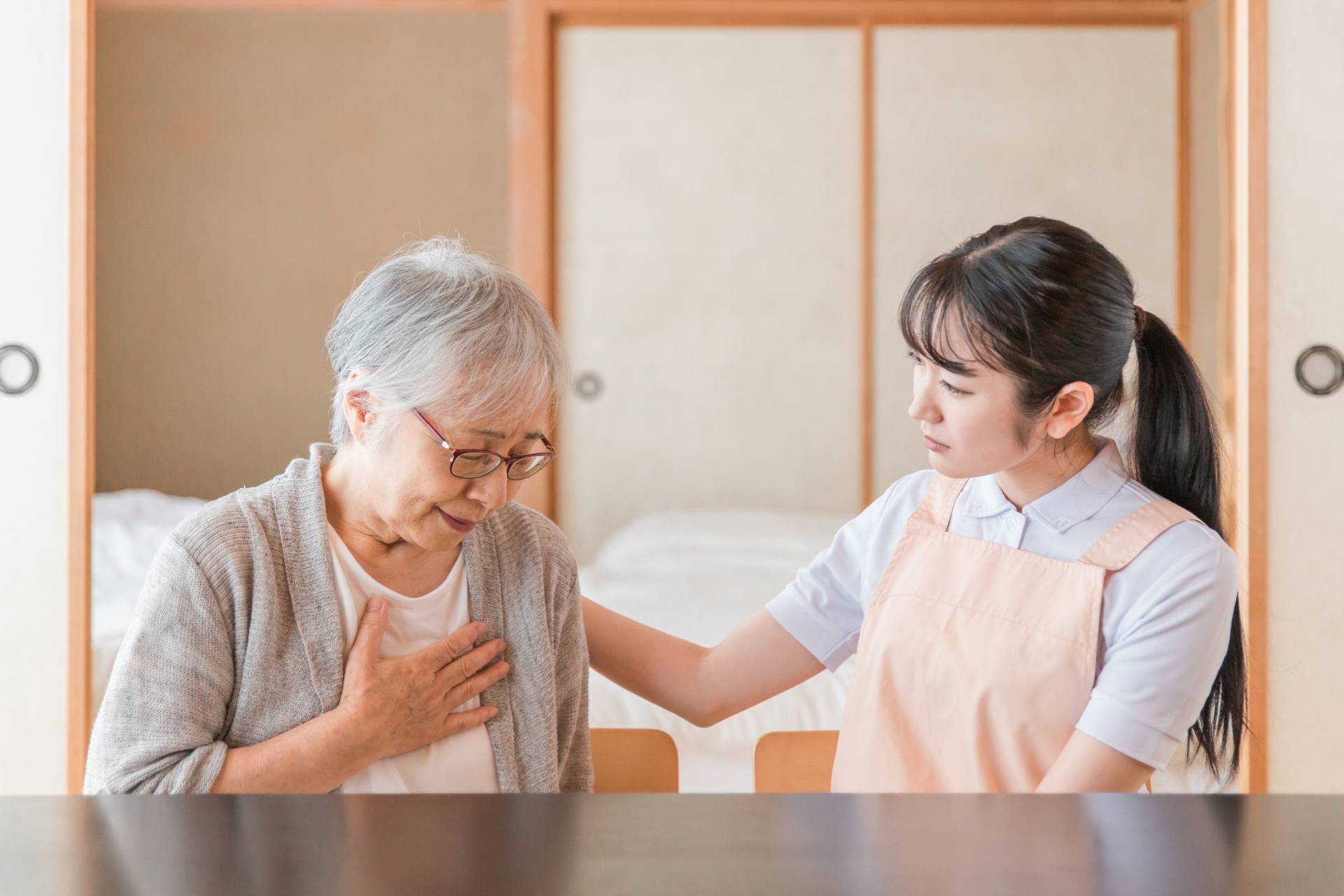 在宅介護を受ける高齢者女性（心臓・肺）