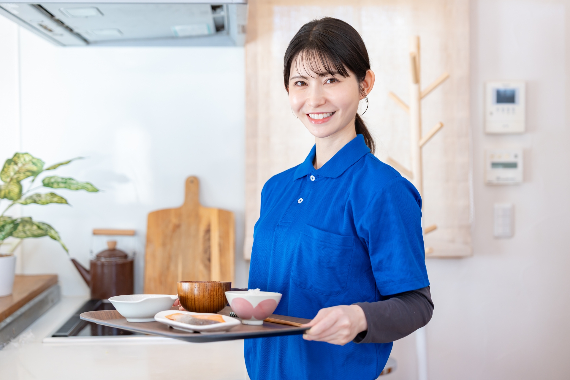 配膳をする介護士