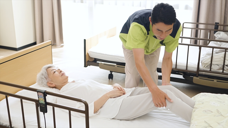 高齢者を介助する介護士