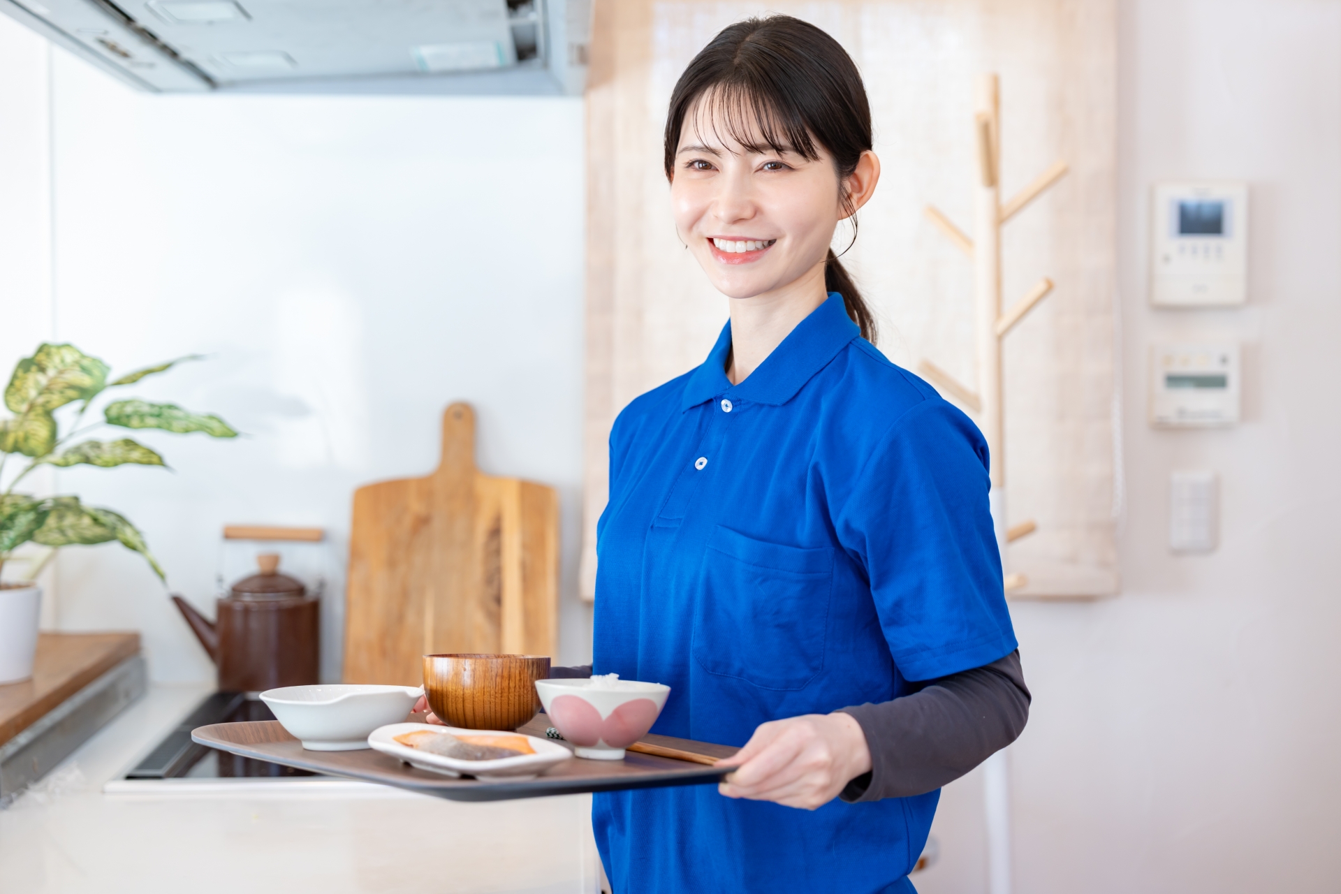配膳するスタッフ
