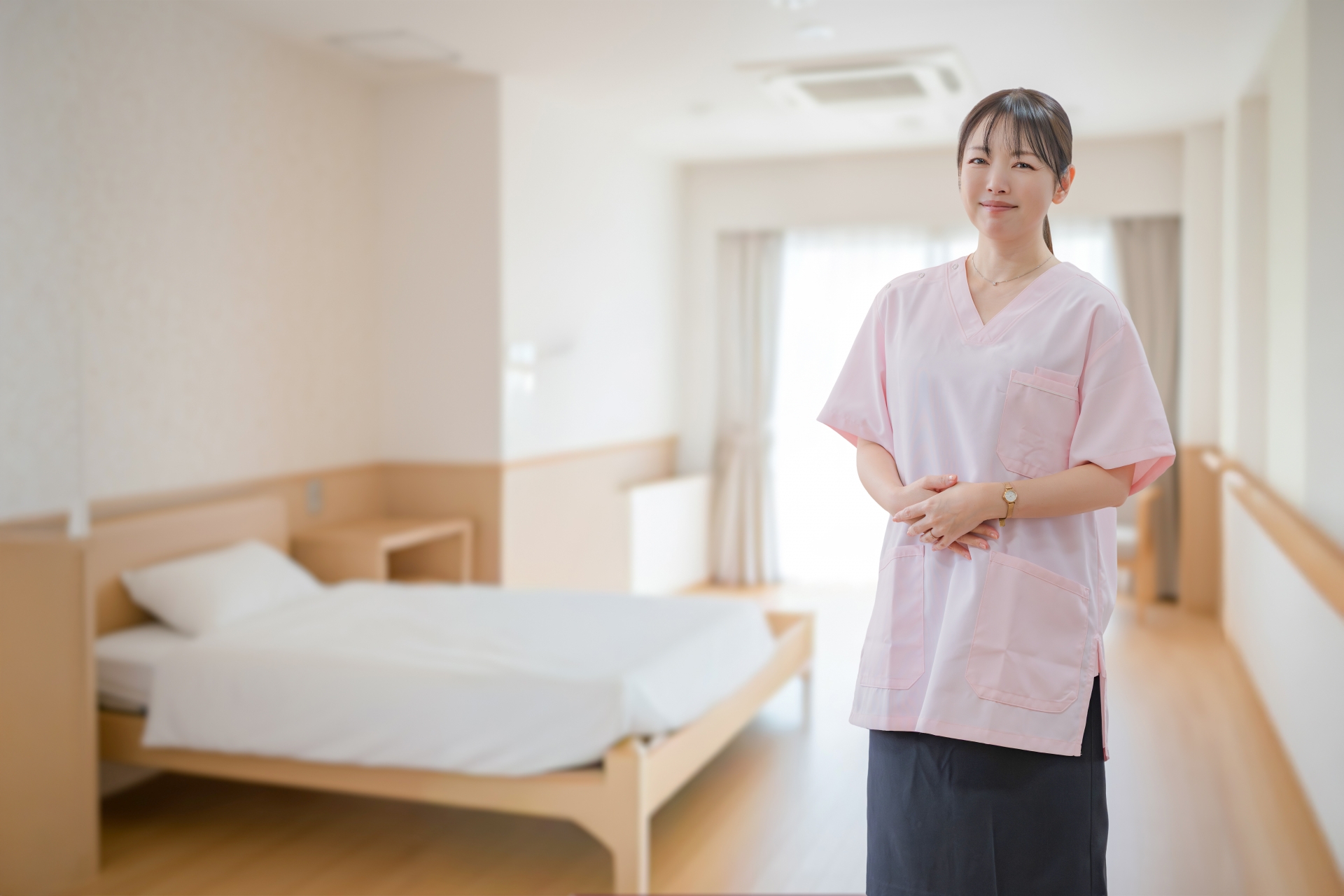 個室にいる女性スタッフ