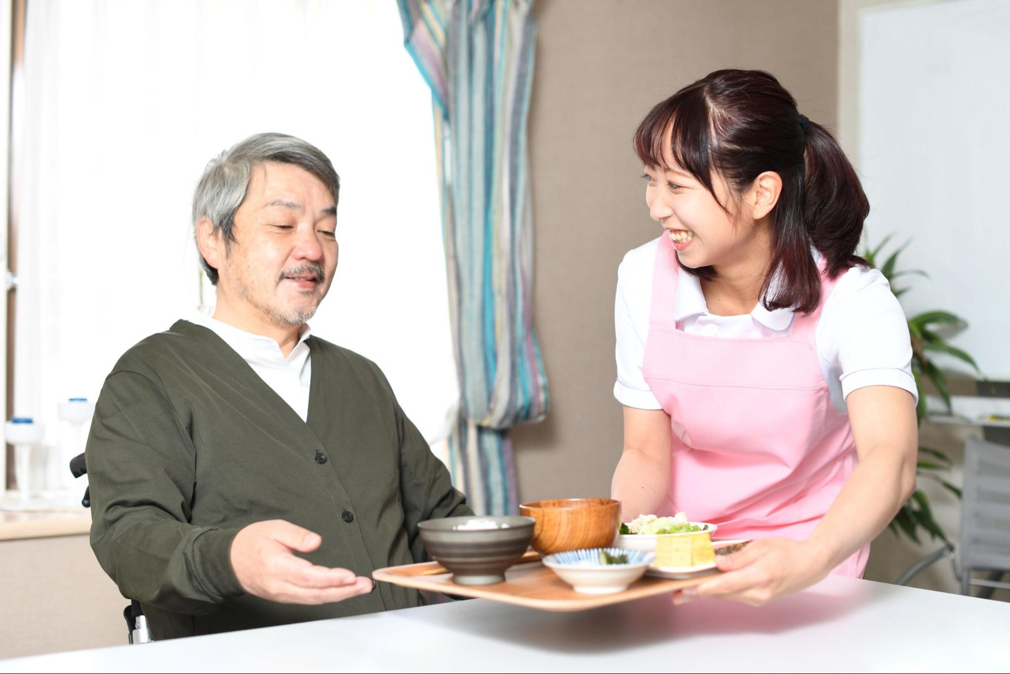 食事を提供するスタッフ