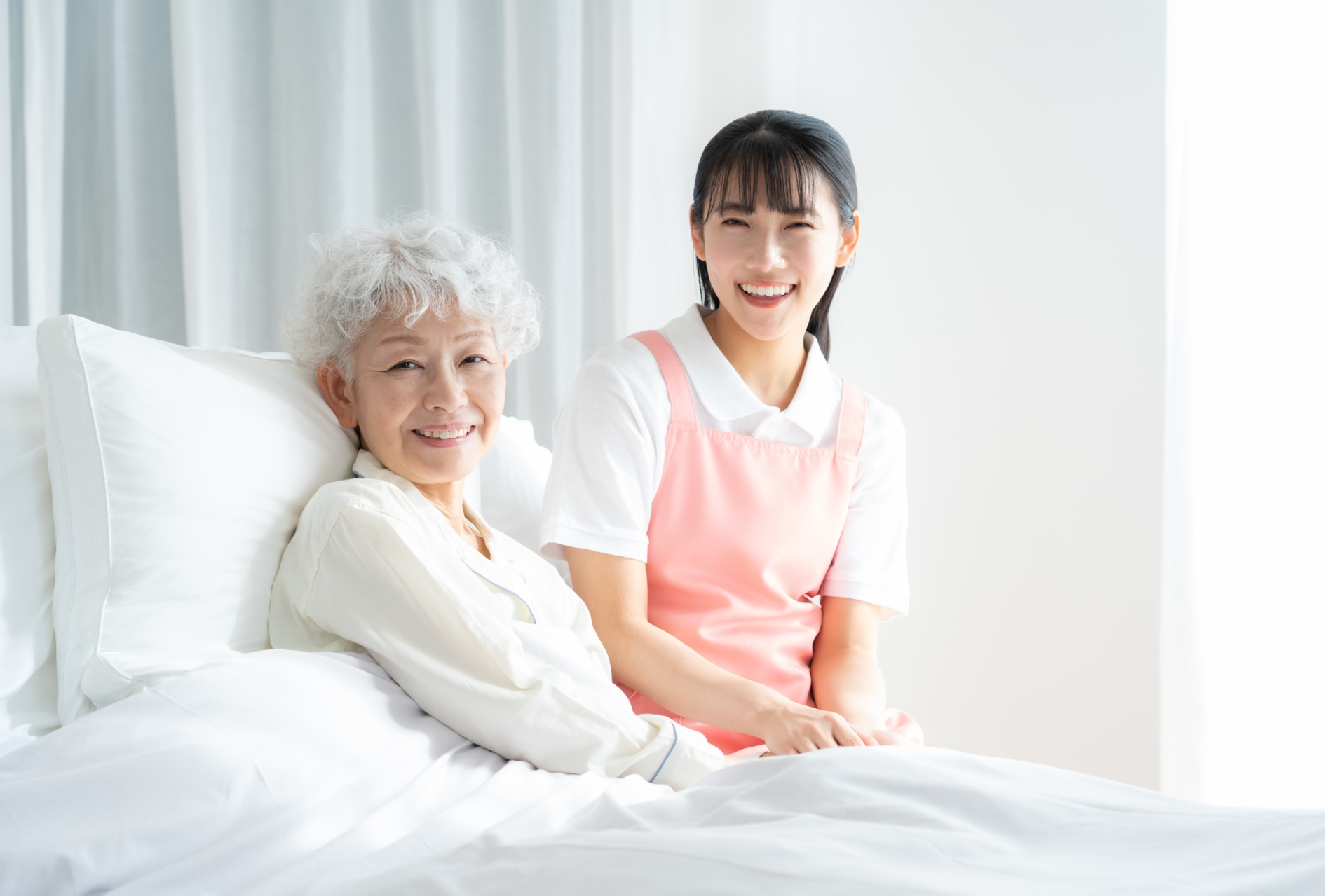 シニア女性を介護をする介護士