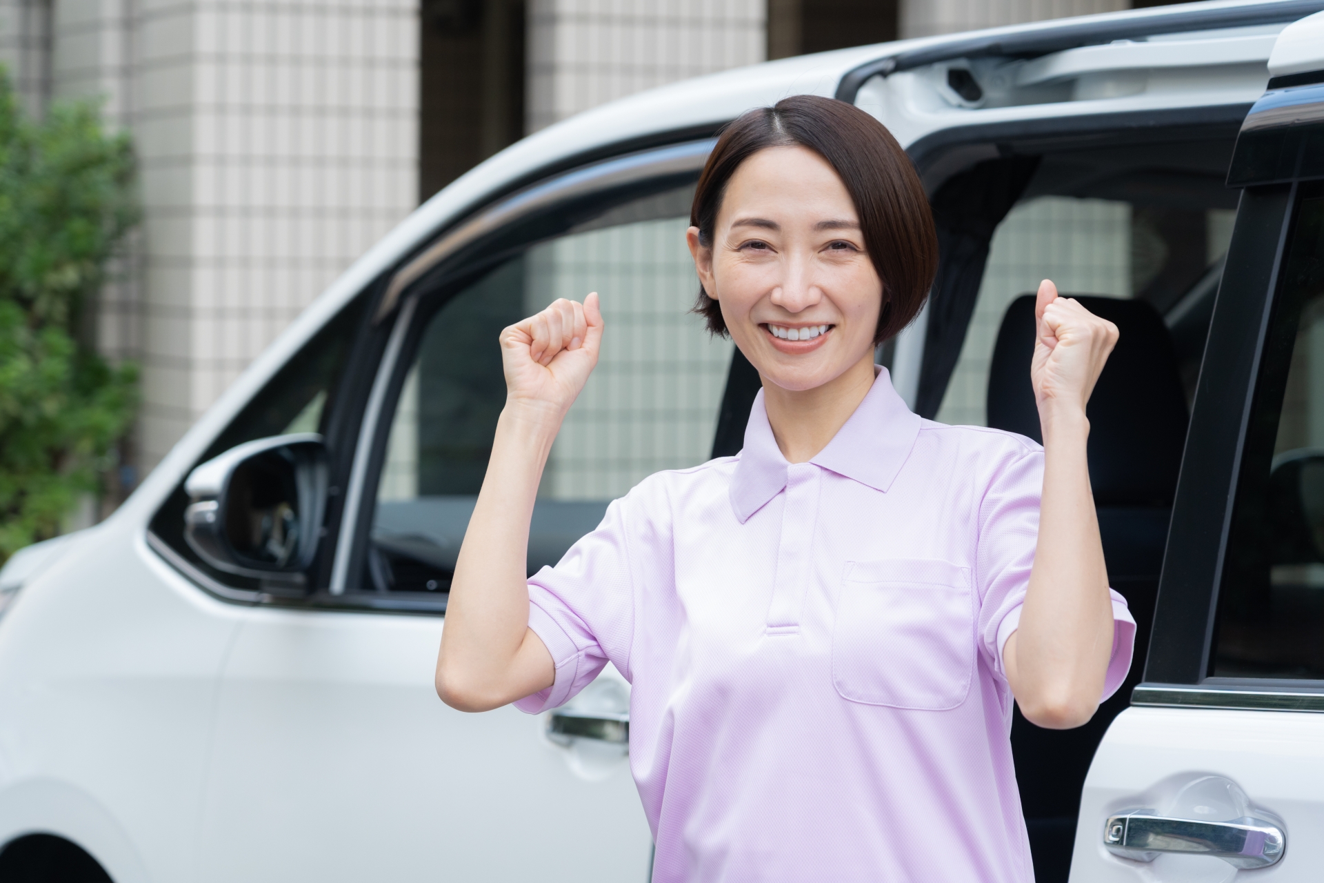 車で訪問介護をするミドルの女性介護士
