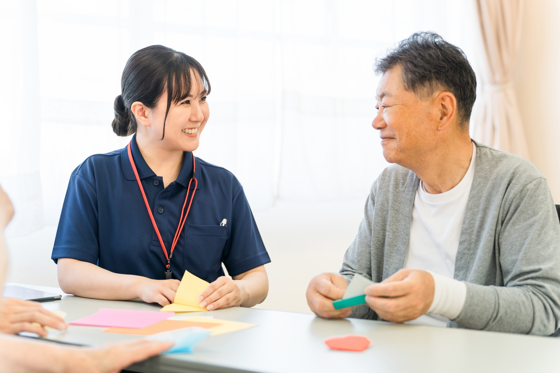 折り紙をするシニア男性