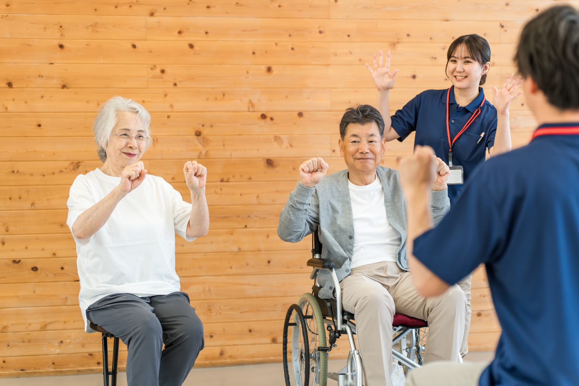 体操をするシニアと作業療法士
