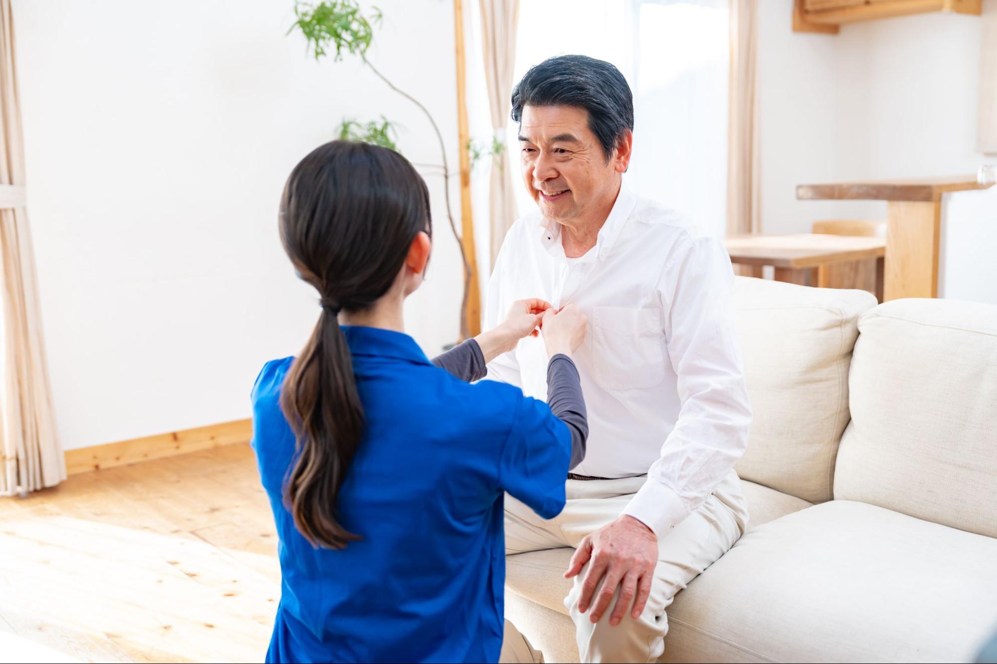 ソファに座るシニアの男性