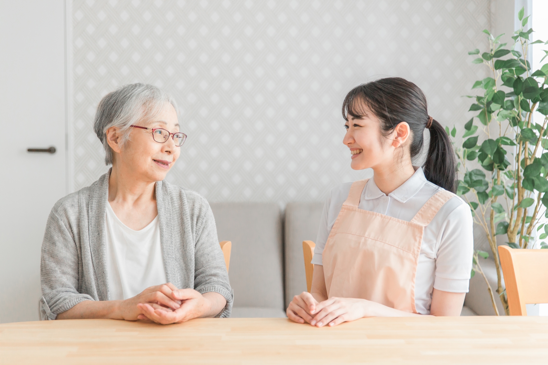 笑顔の高齢者女性と女性スタッフ