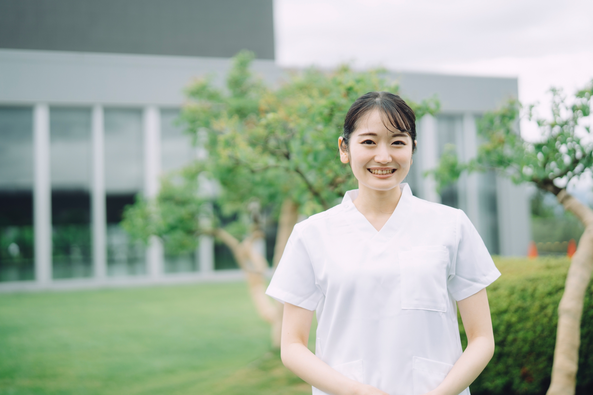 白衣を着た女性