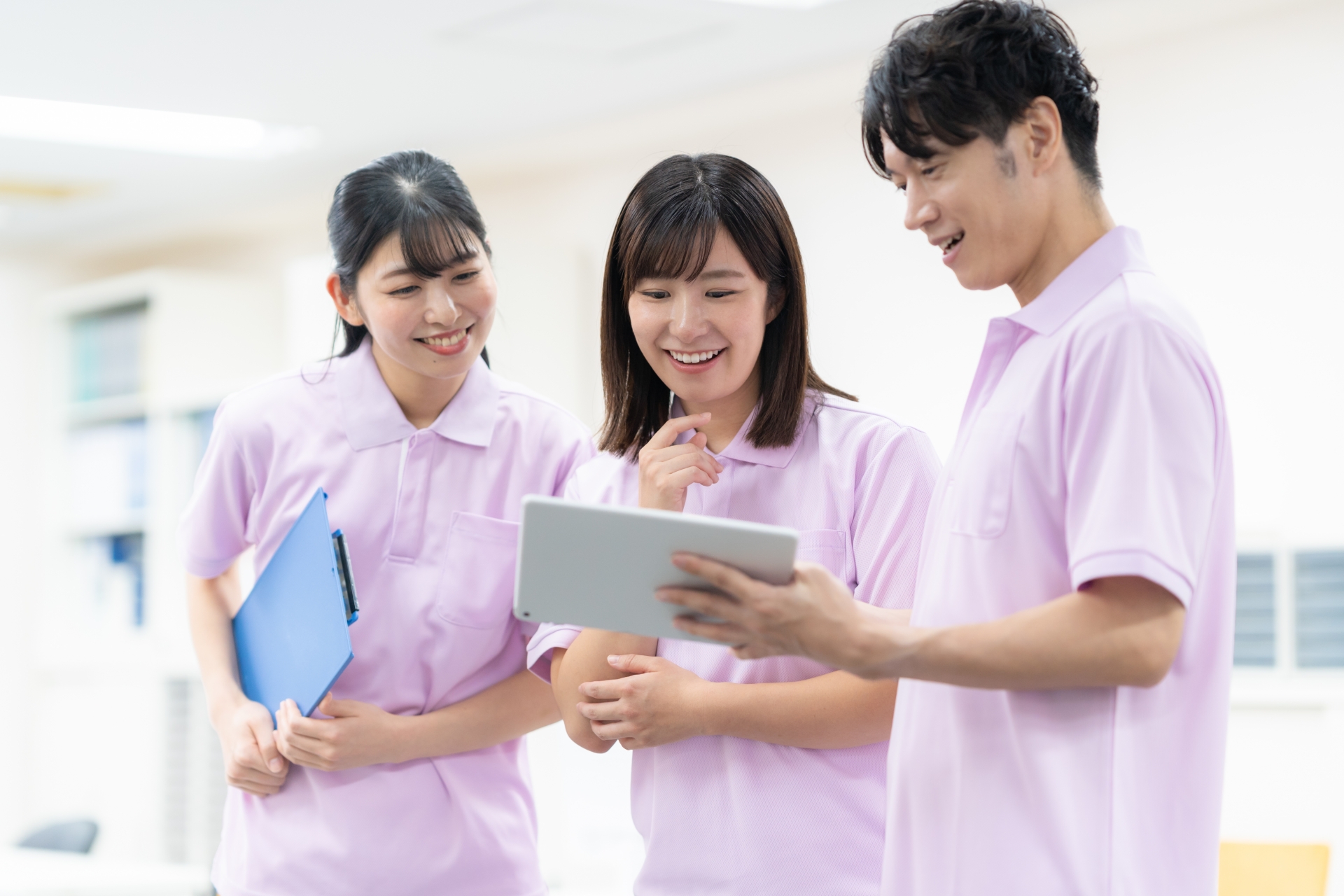 介護施設の事務所の若い男女の介護士