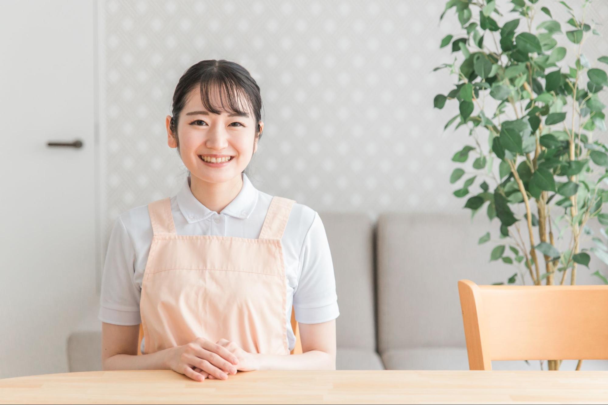 エプロン姿の女性