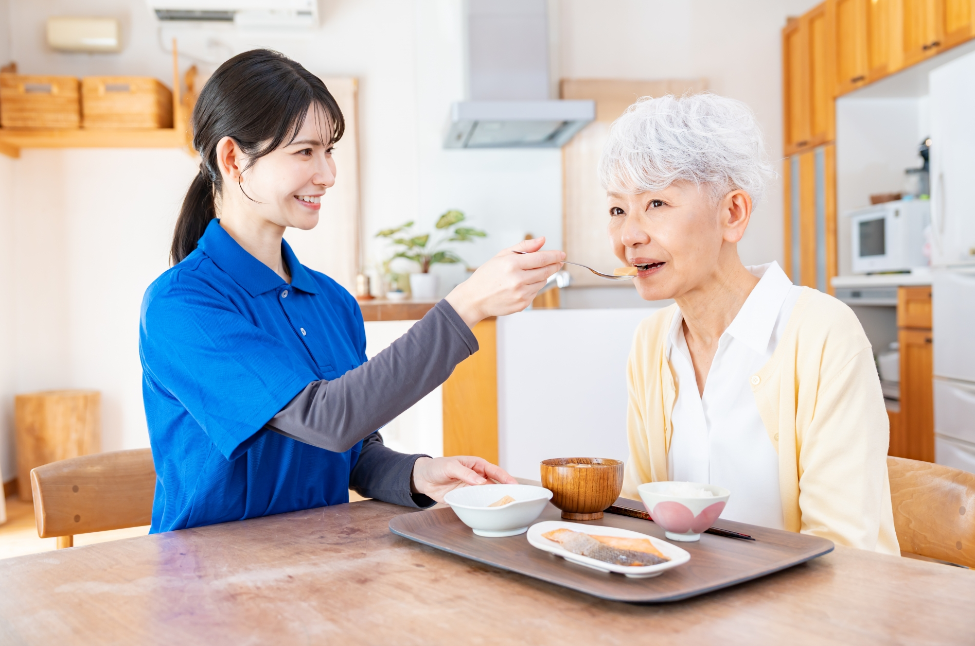 食事介助シーン