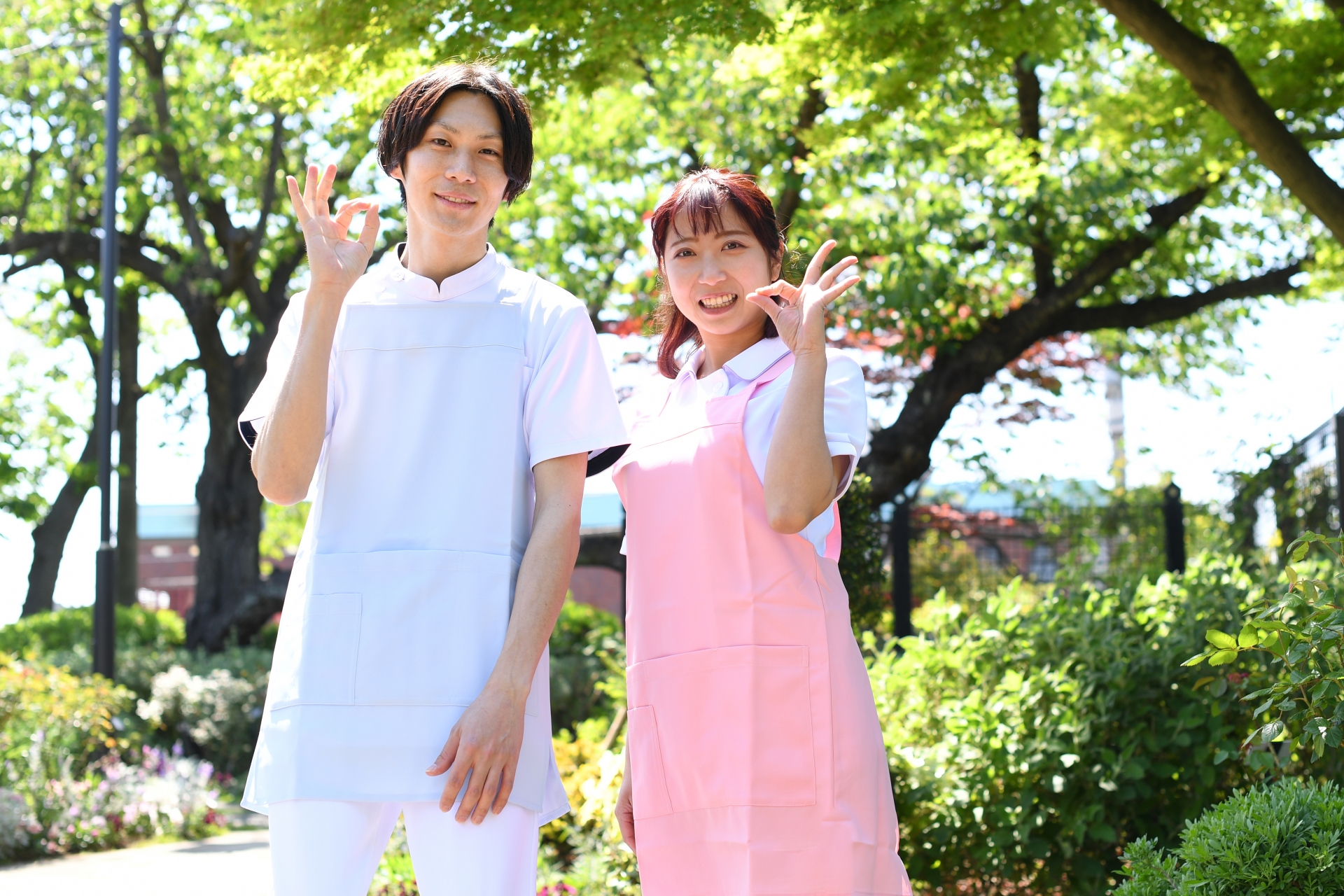 OKサインをするエプロン姿の男女